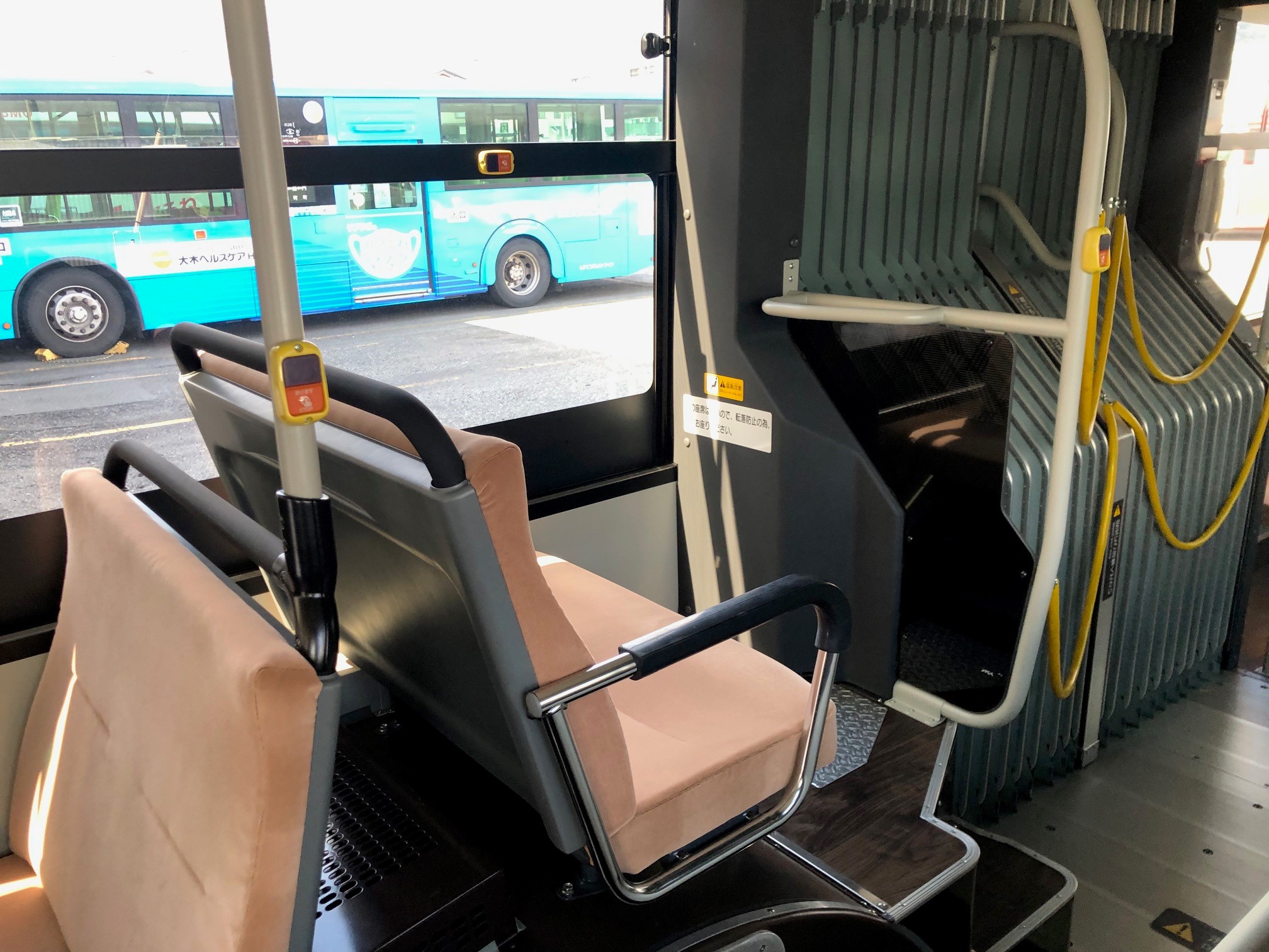 通常のバスでは見られない進行方向と逆向きの座席も