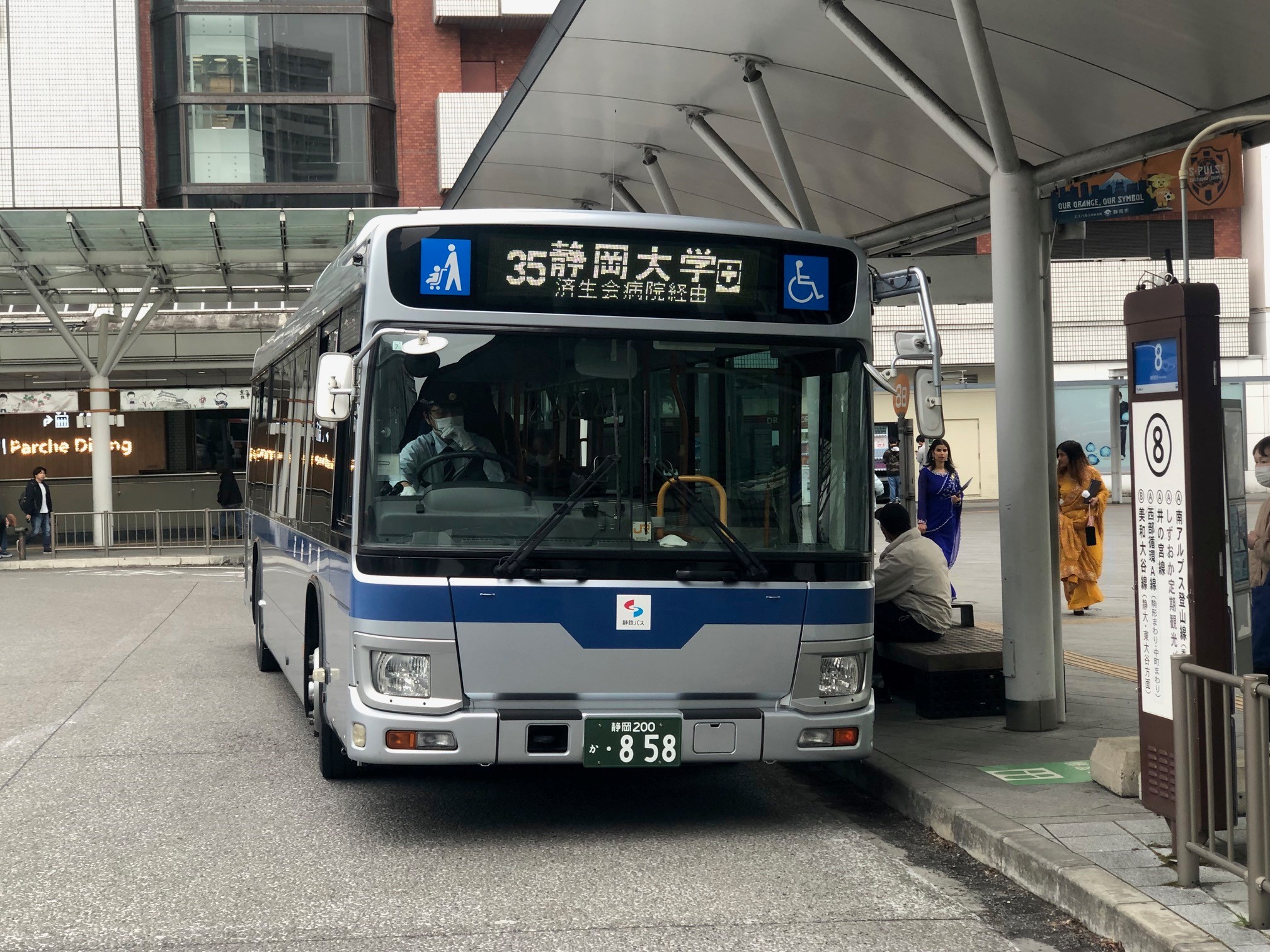 静岡駅のバスターミナル　朝は学生たちで大混雑