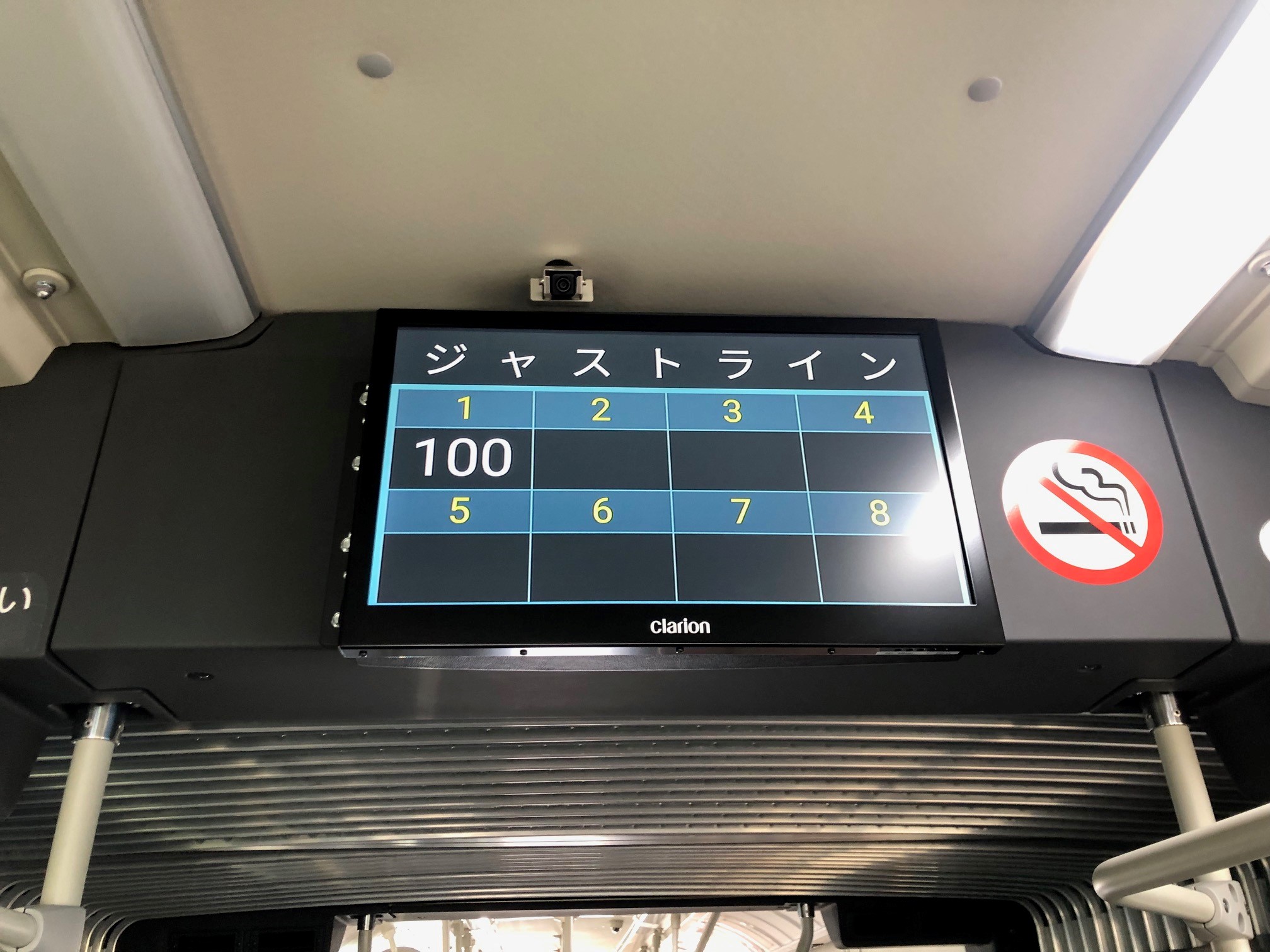 通常の位置だと見えないので、後部車室にも料金表を設置