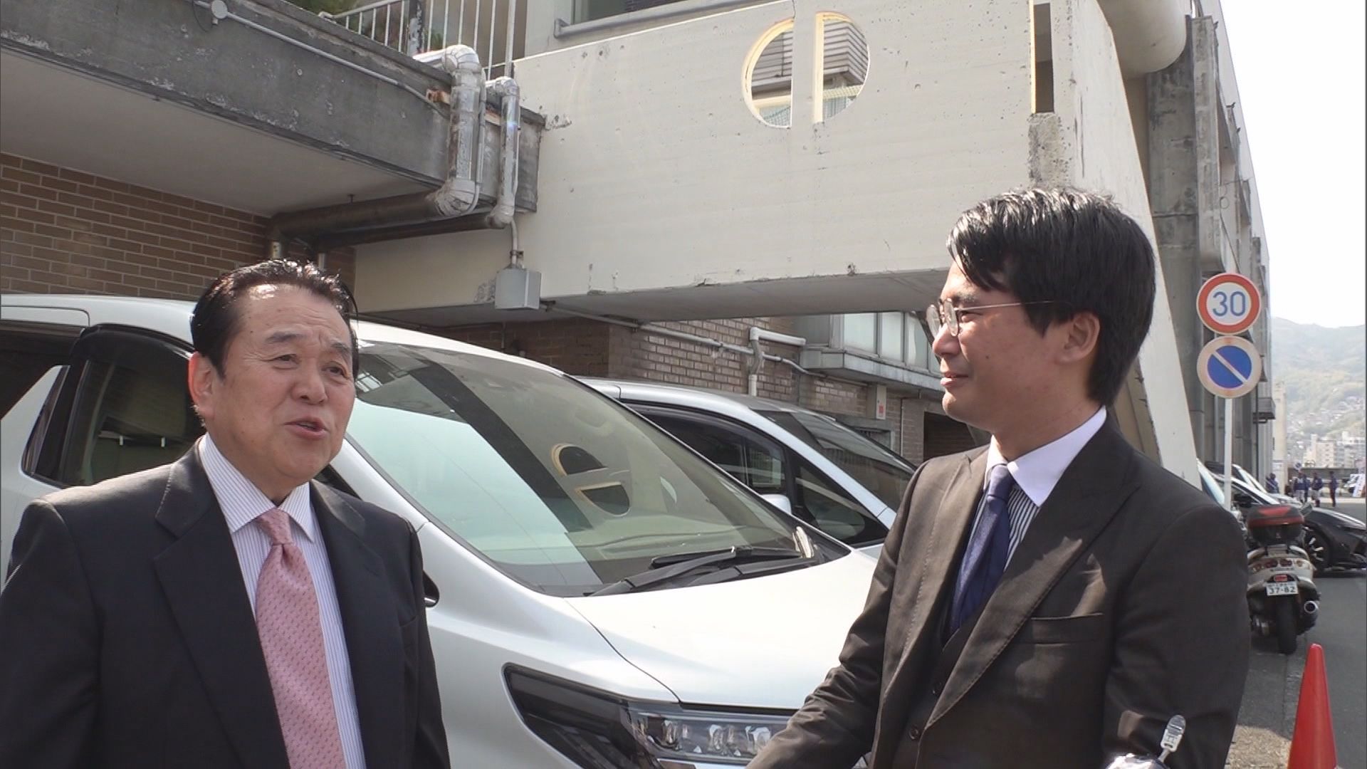 杉山県議（左）に教えを乞う期日前さん