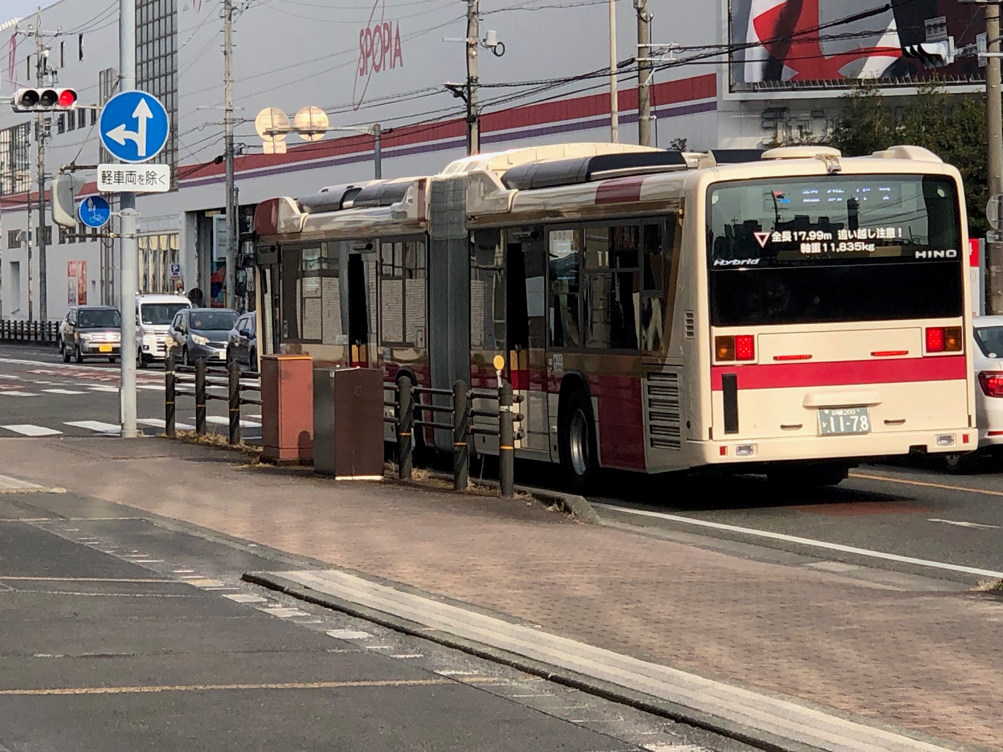 静岡市内では路上教習中の連節バスを見かけることも…