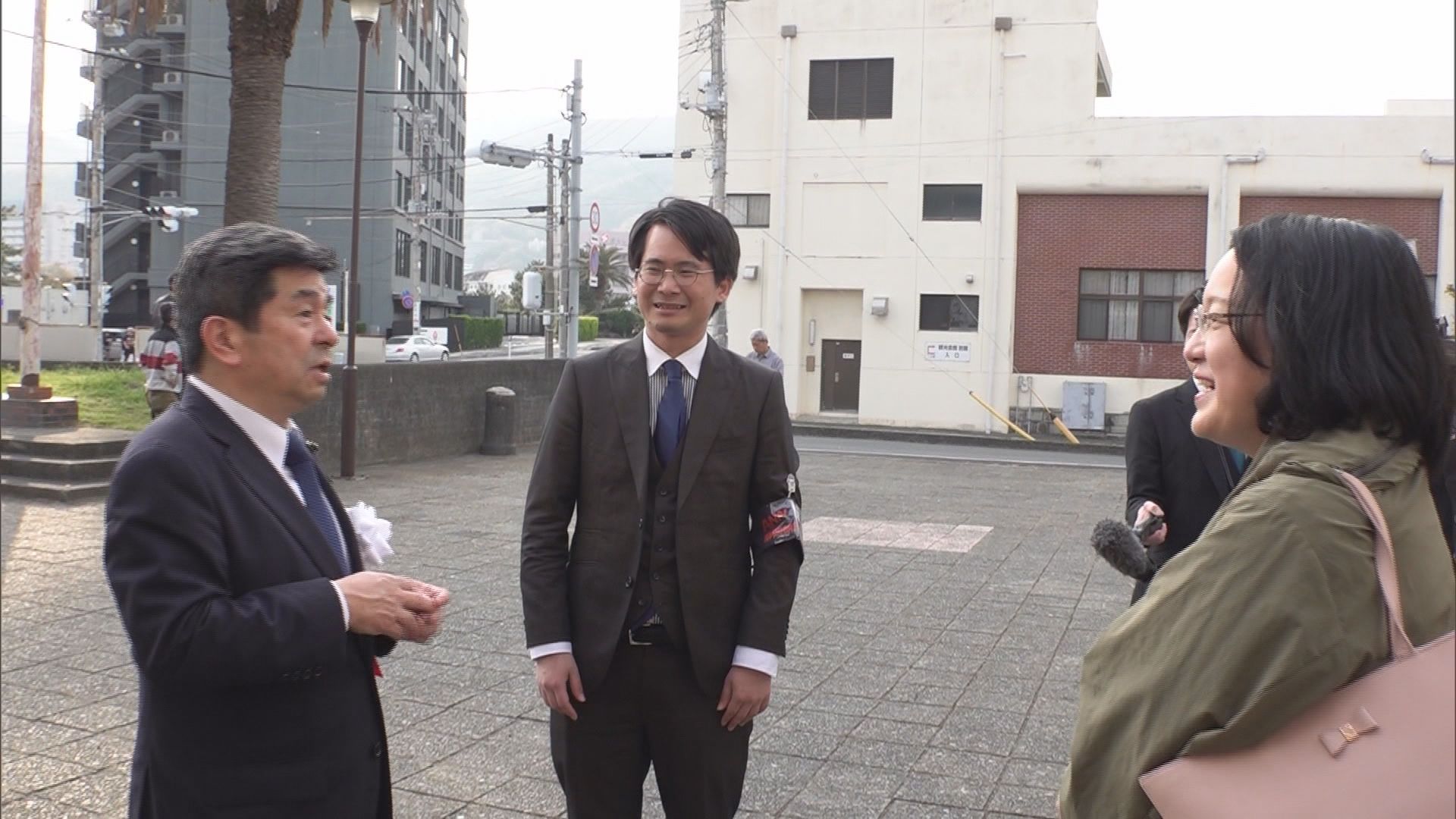 中田県議（左）から話を聞く期日前さん（中）と井柳教授（右）