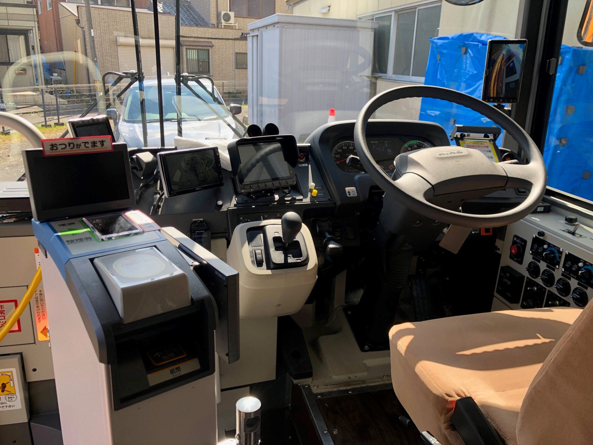 運転席には後部車室などを確認するモニターも