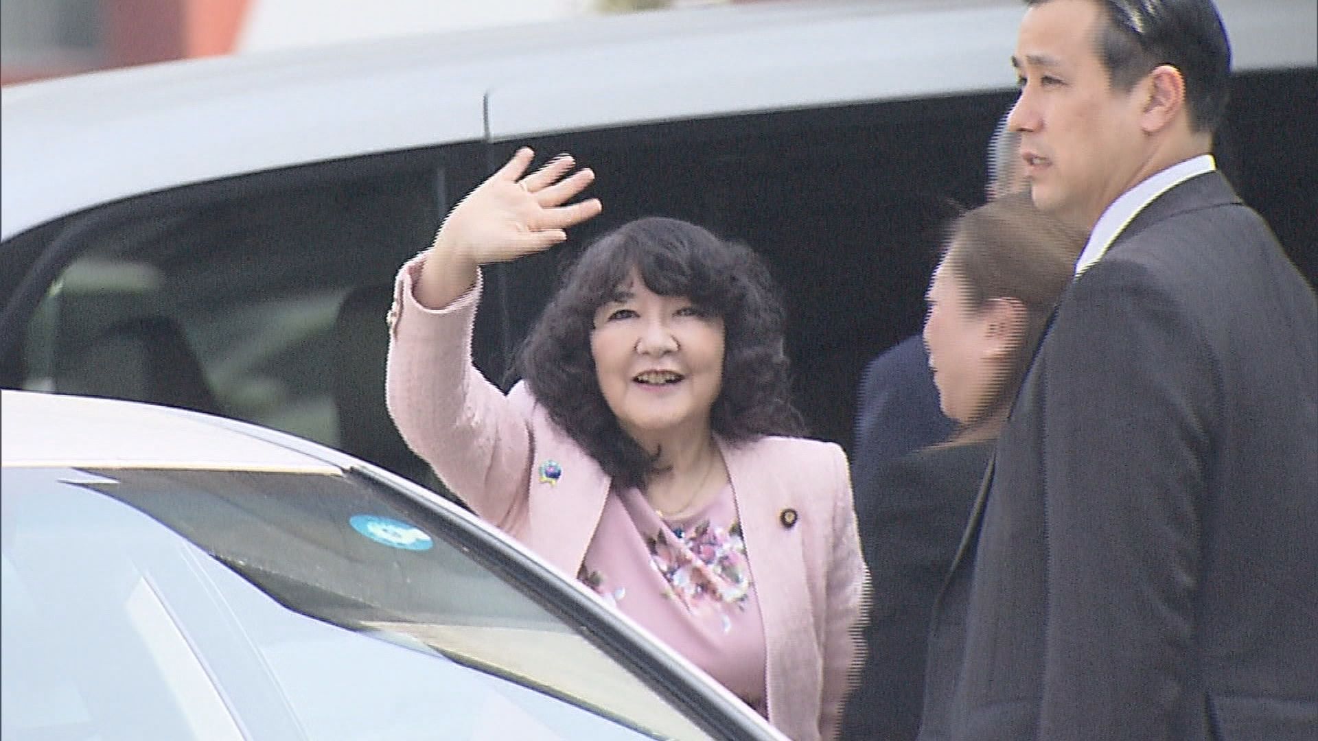 手を振る片山さつき財務大臣