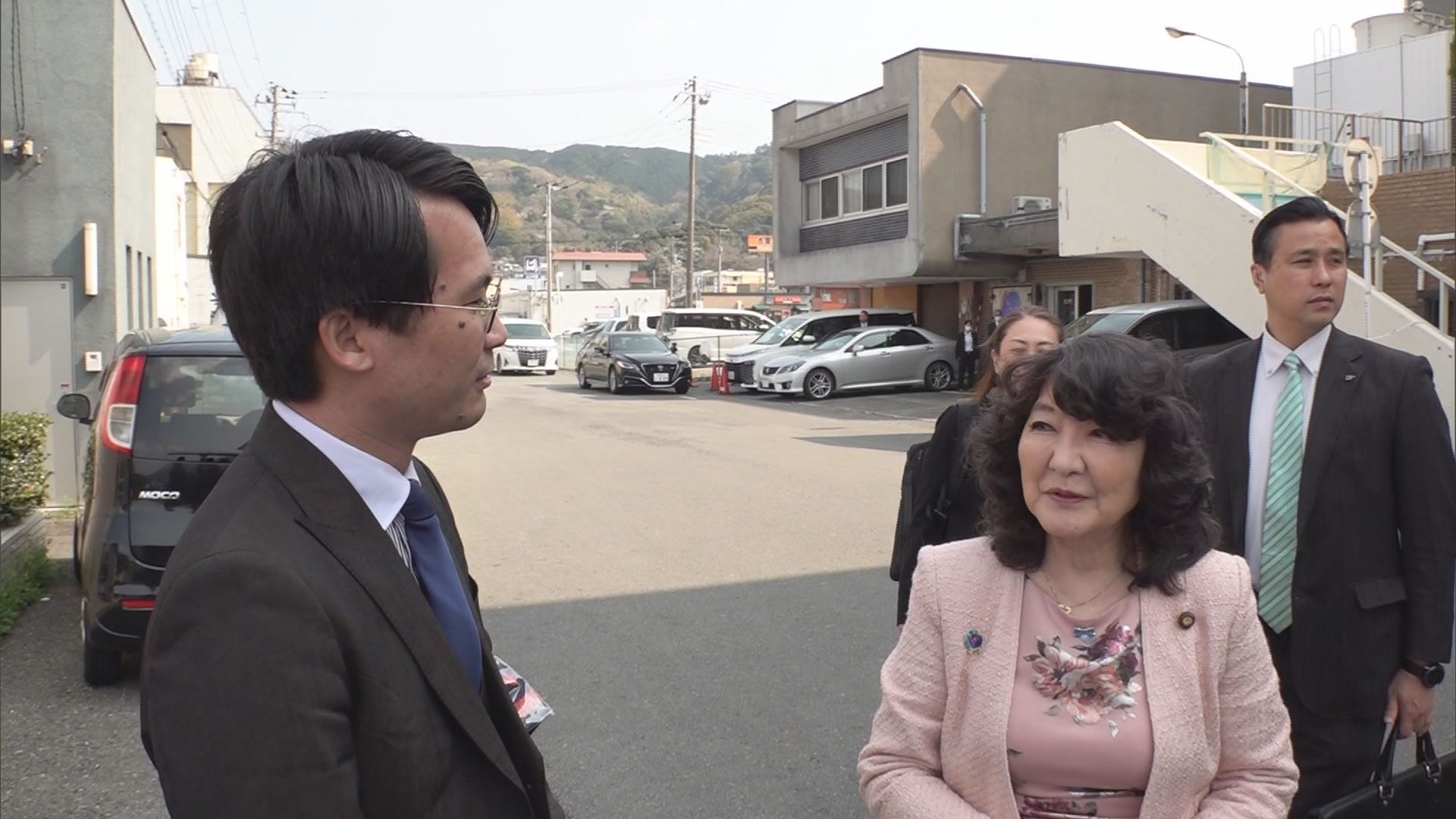 片山大臣(右)を取材する期日前さん