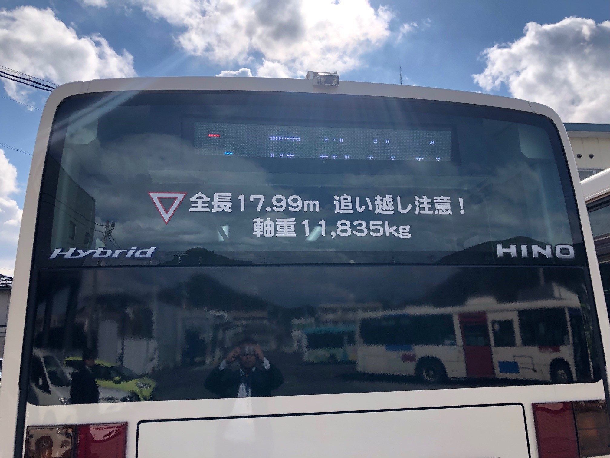 バスの後部には後続車に向けた注意書き