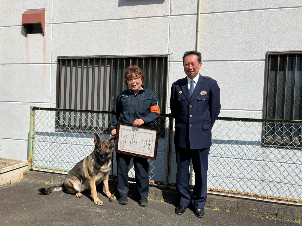 去年は39件出動…強盗事件で逃走方向の手がかりも　嘱託警察犬と警察訓練士の女性に感謝状　静岡県警浜松東署