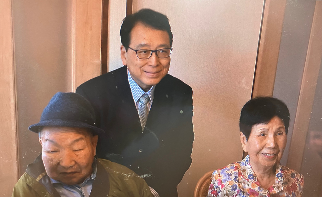 袴田巌さんの釈放認めた村山浩昭元裁判長が袴田家を訪問　釈放から12年…ともにウナギほおばる　浜松市