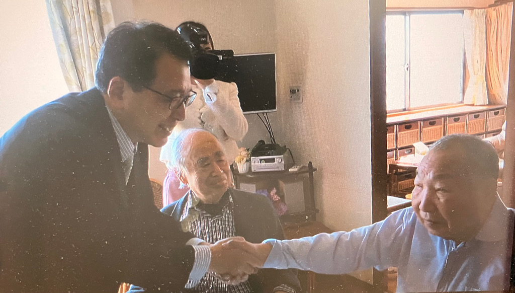 袴田巌さんの釈放認めた村山浩昭元裁判長が袴田家を訪問　釈放から12年…ともにウナギほおばる　浜松市
