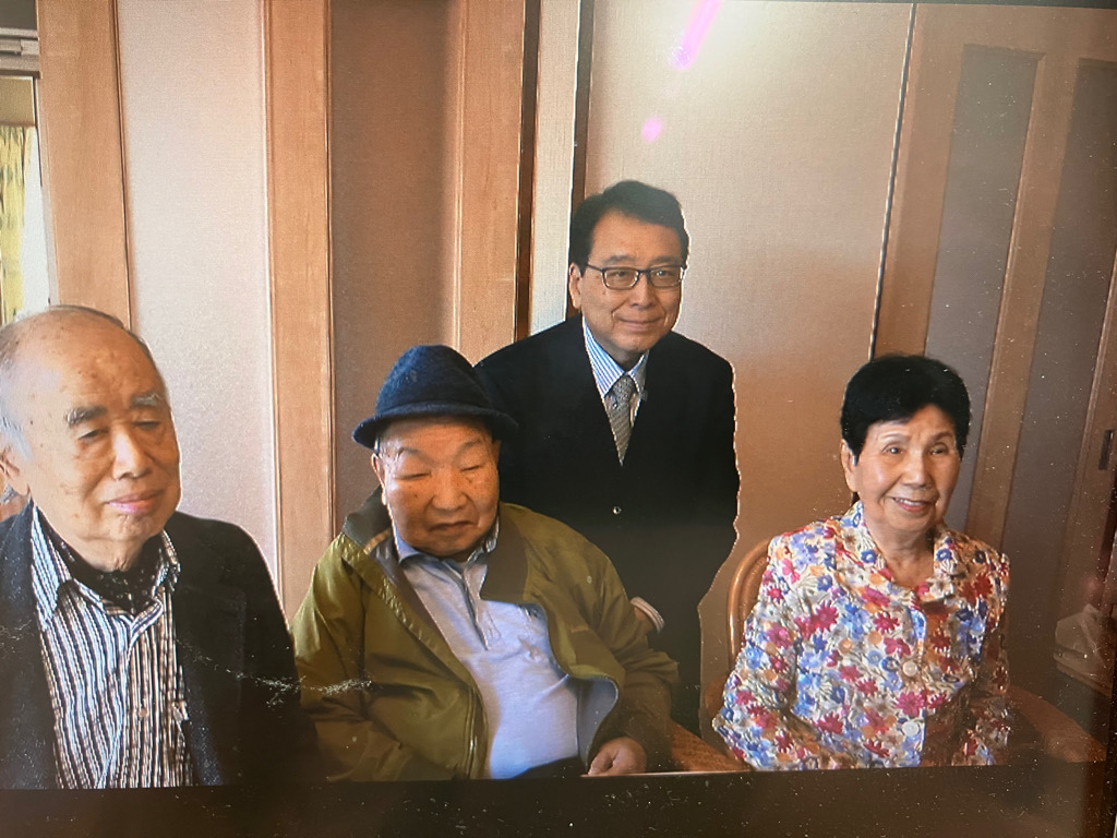 袴田巌さんの釈放認めた村山浩昭元裁判長が袴田家を訪問　釈放から12年…ともにウナギほおばる　浜松市