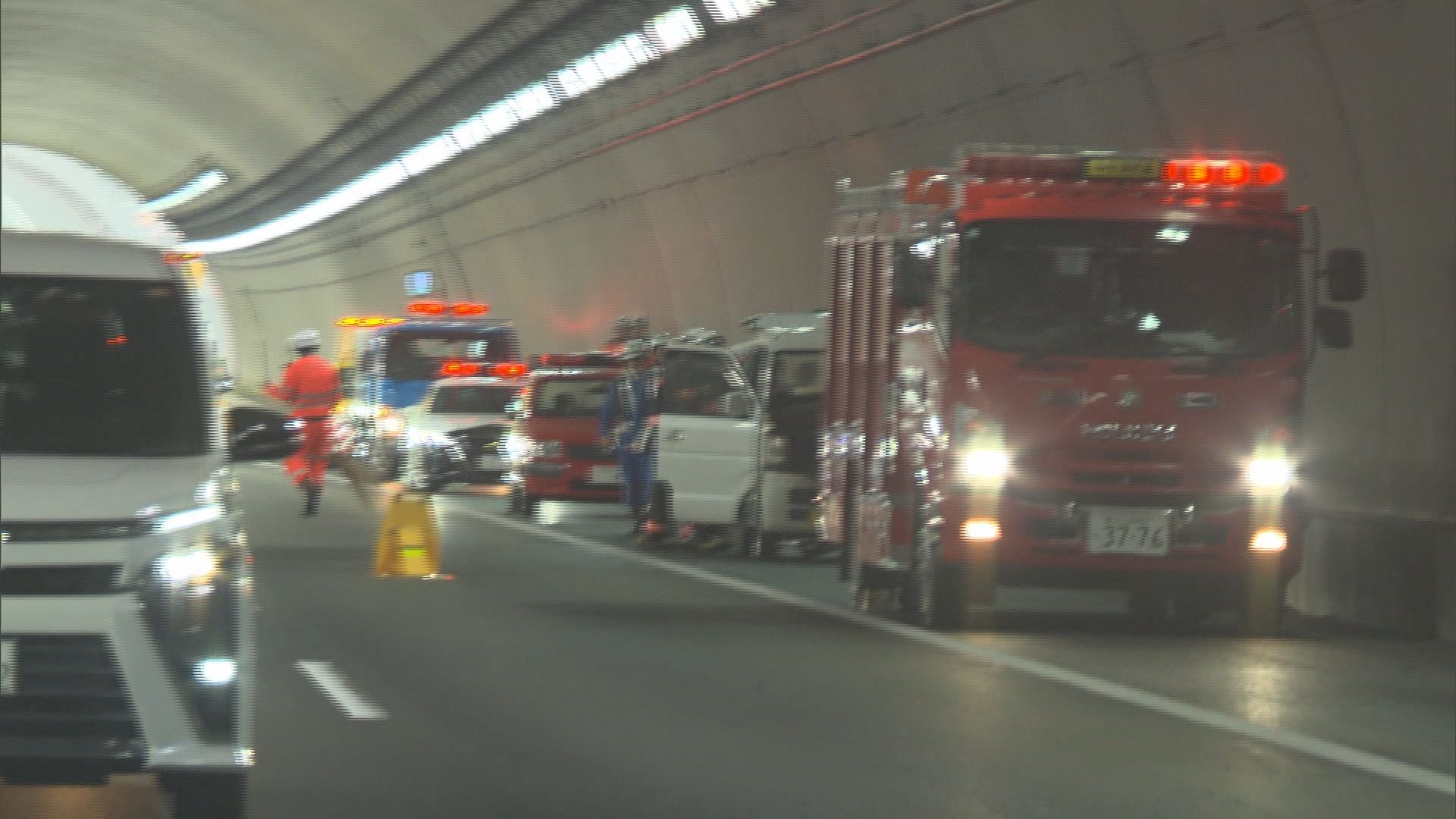 静岡・富士宮市の新東名高速道路の下り車線で軽乗用車が燃える火事　けが人はなし