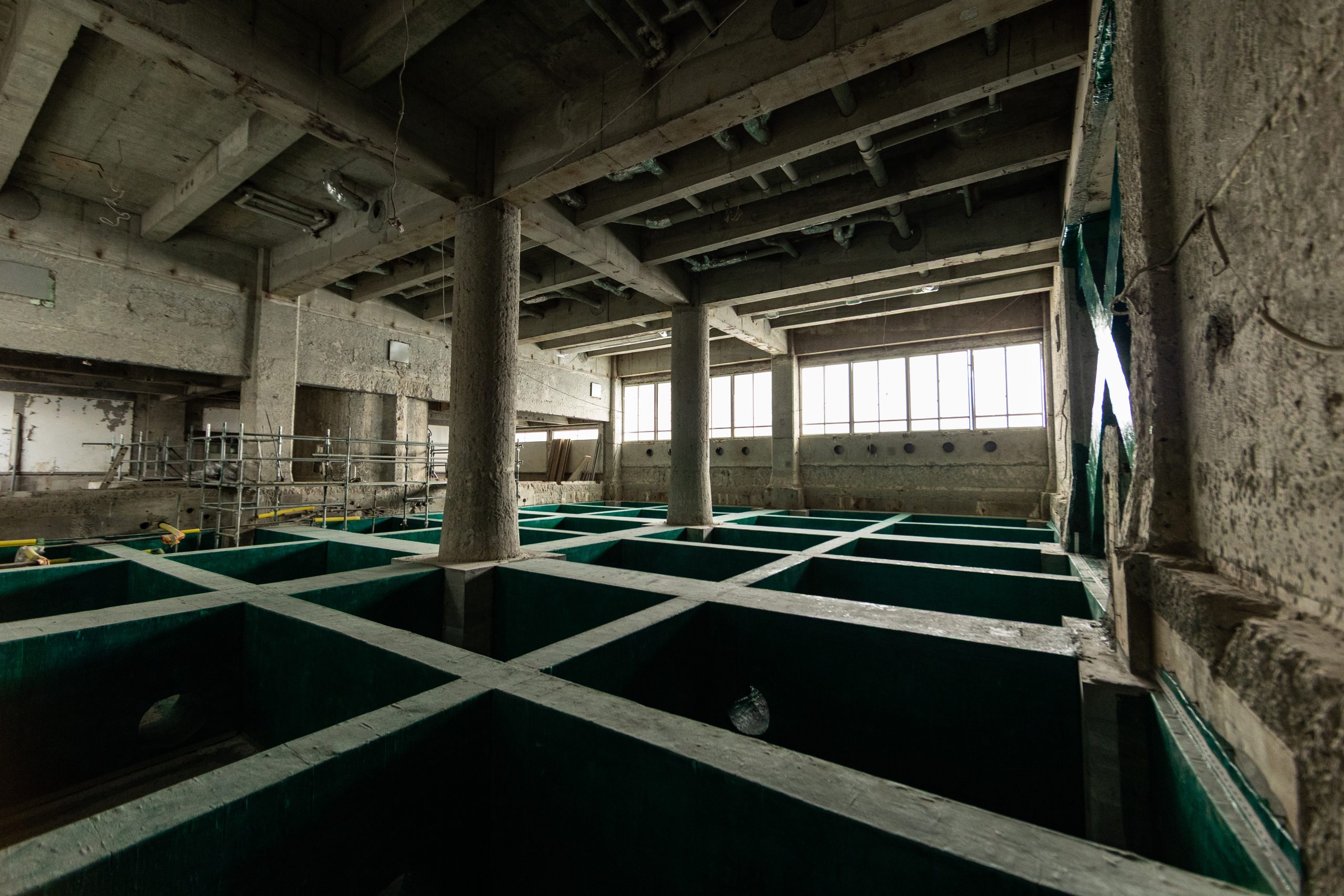 リニューアル前の大浴場は遺跡のよう（提供：ホテルニューアカオ）