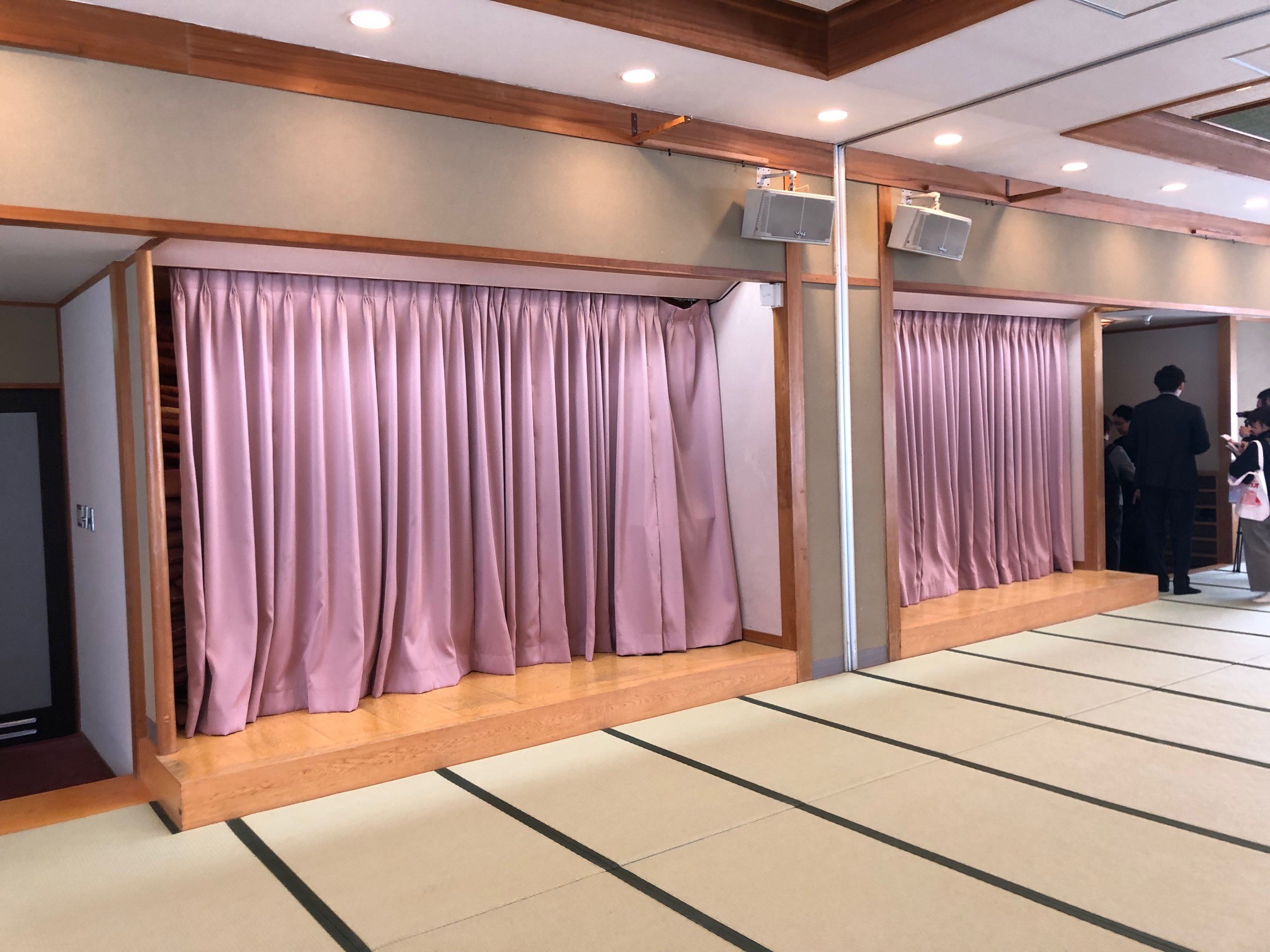 かつて宴会で使われたステージ