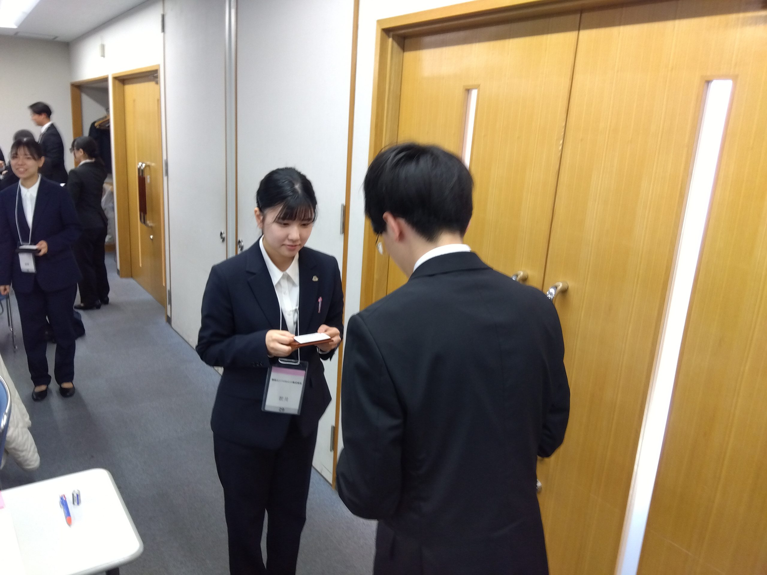 別の会社の新入社員と名刺交換