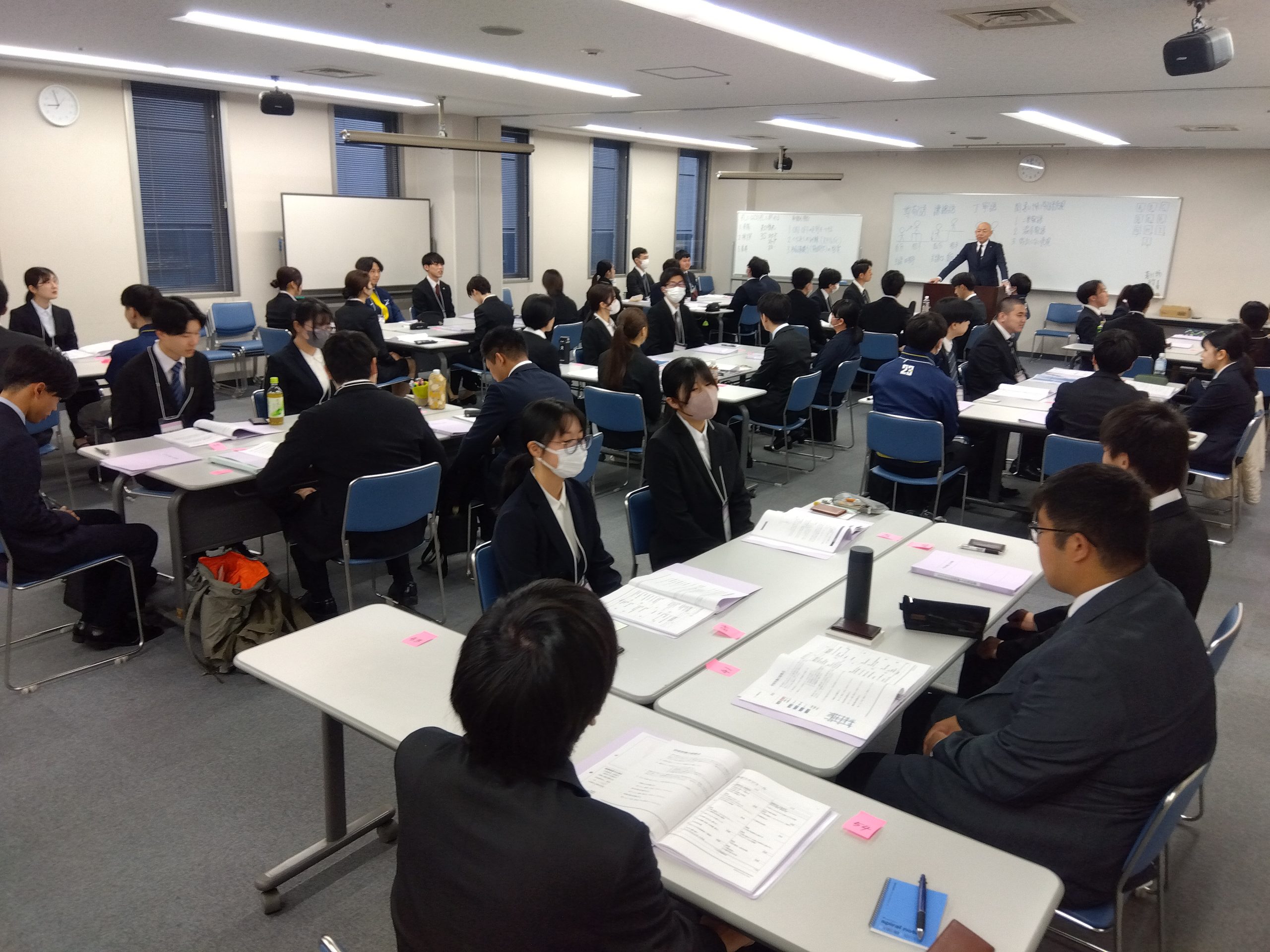 グループに分かれて研修