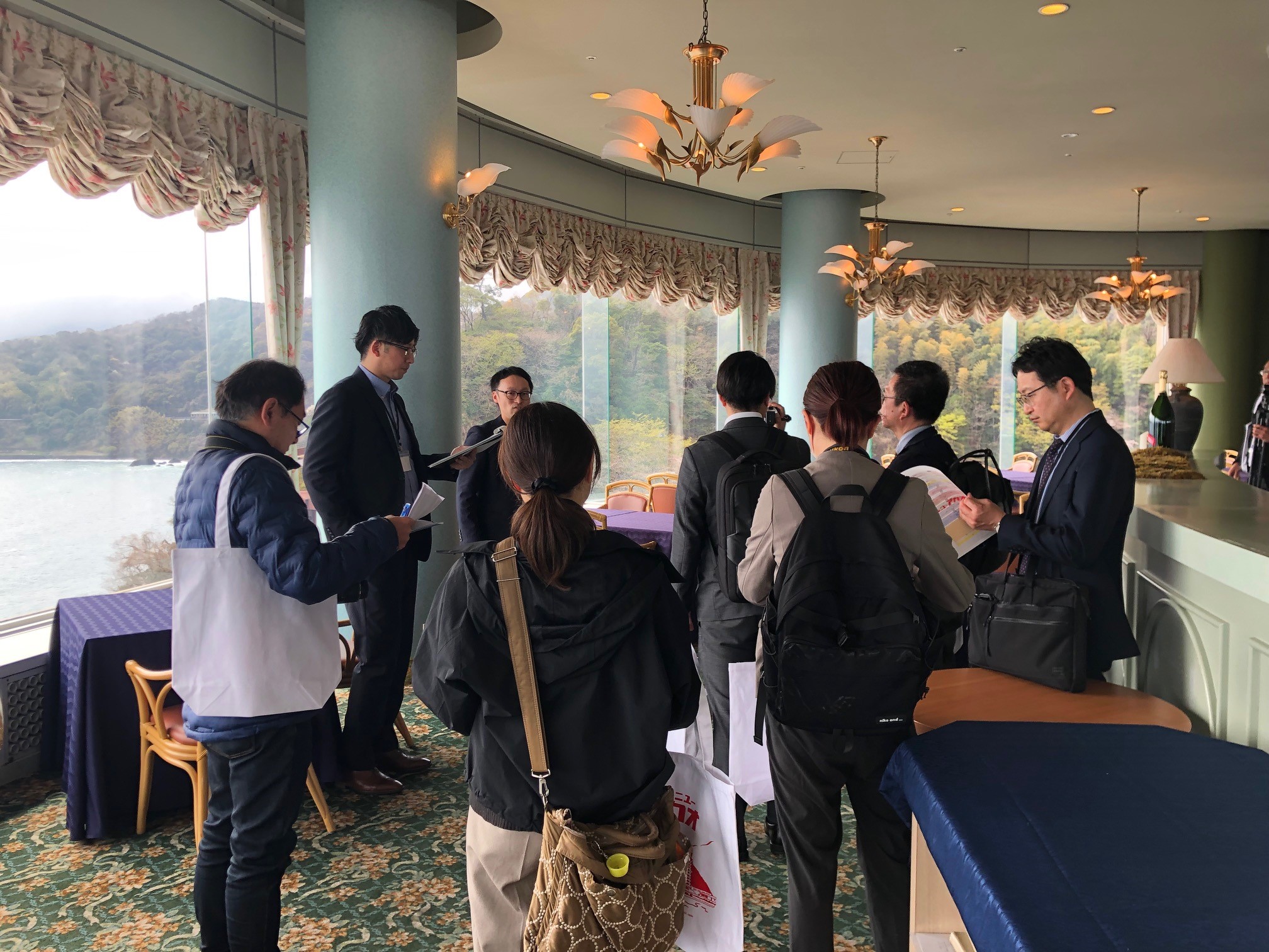 ツアーにはおよそ30人が参加