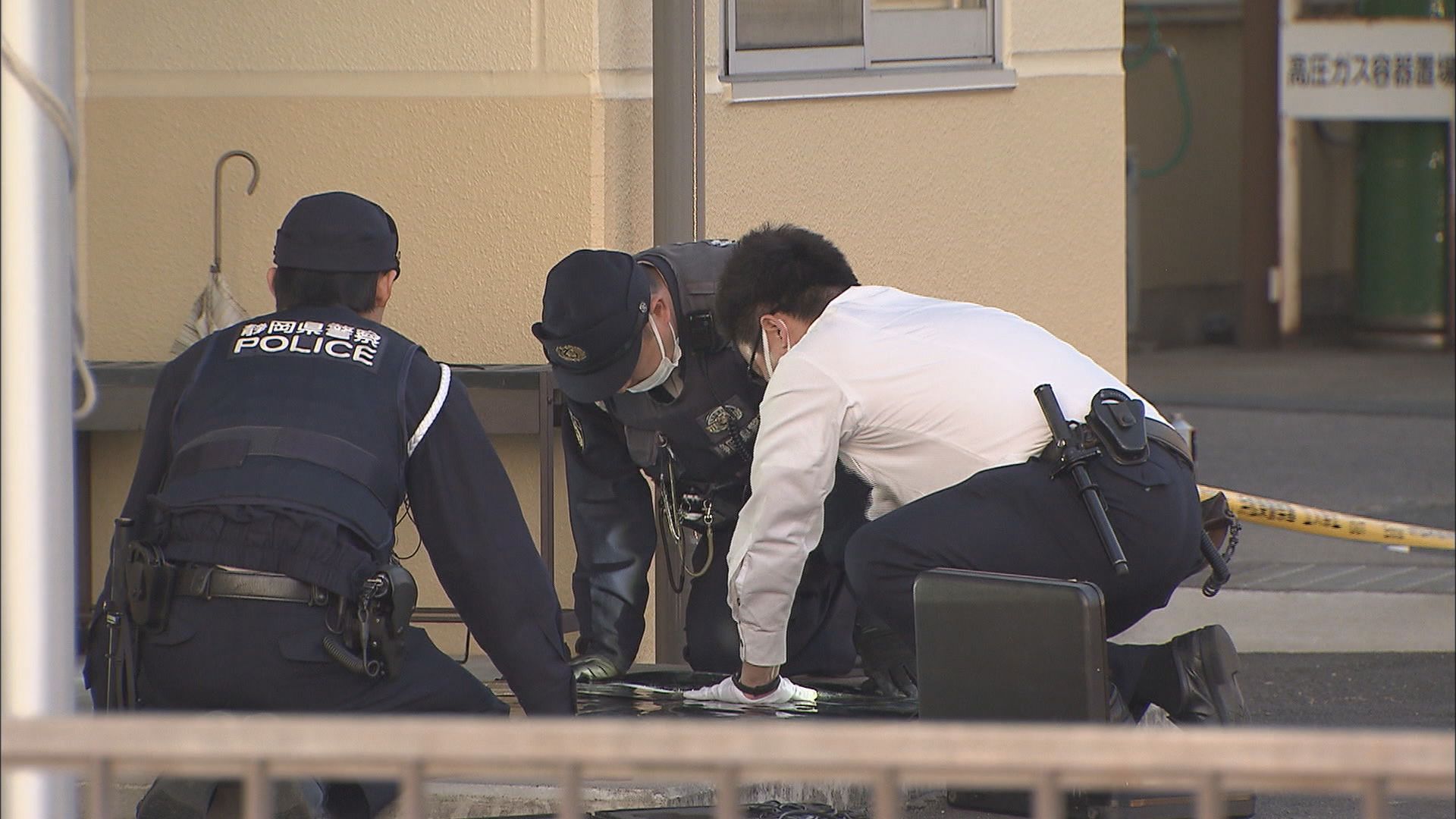 現場を調べる警察官