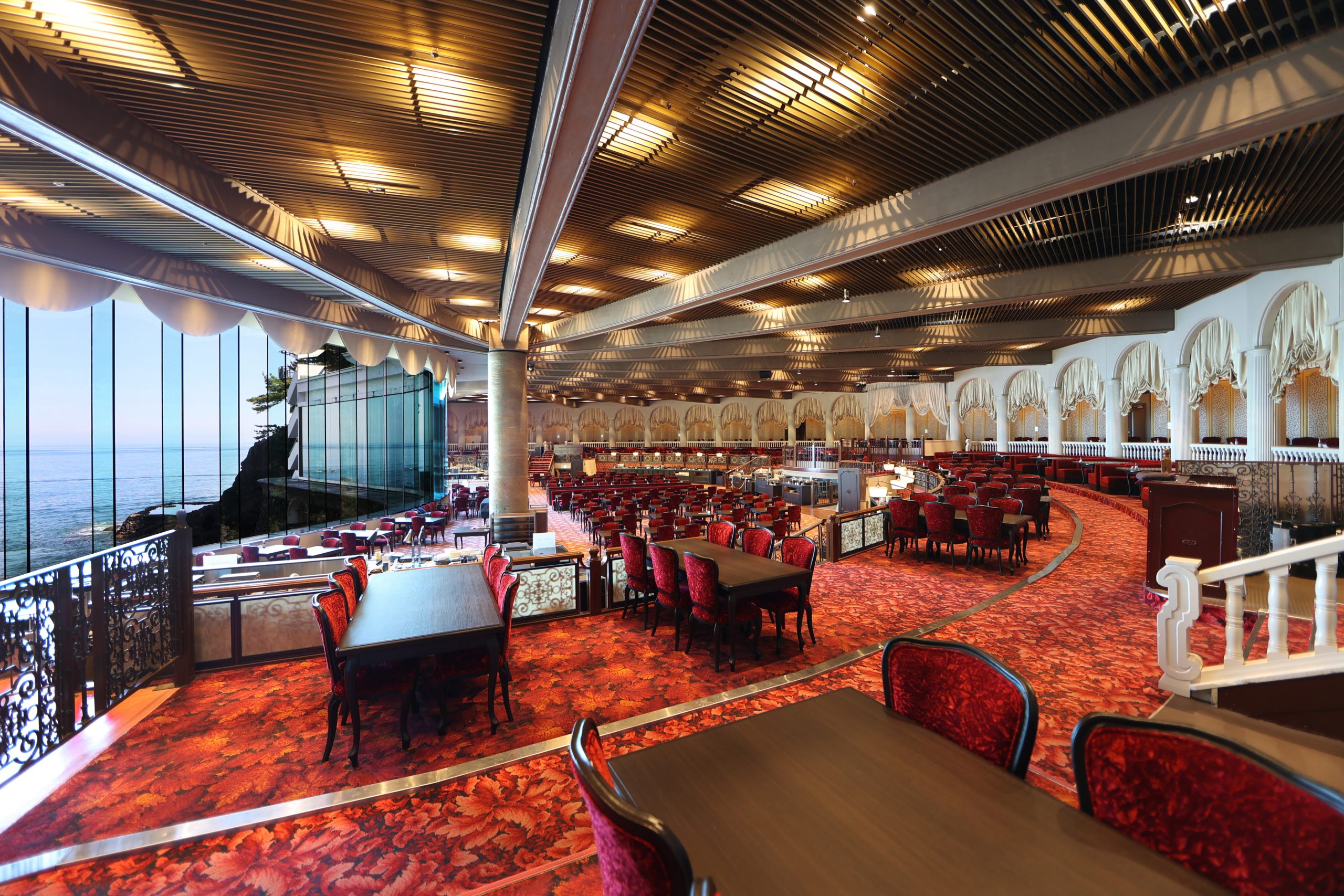 「メインダイニング錦」はドラマのロケなどでもおなじみ（提供：ホテルニューアカオ）