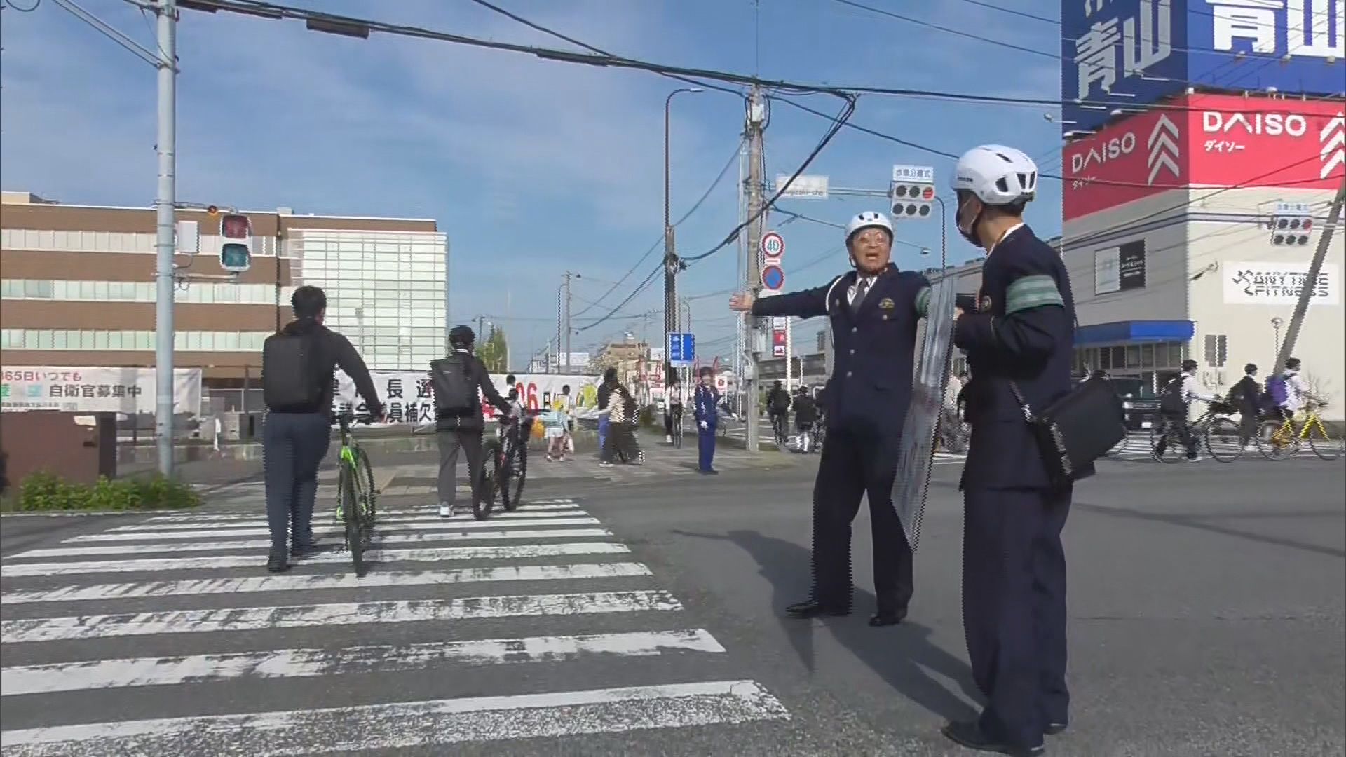 自転車の運転手に注意呼びかける警察官　静岡・葵区　4月7日