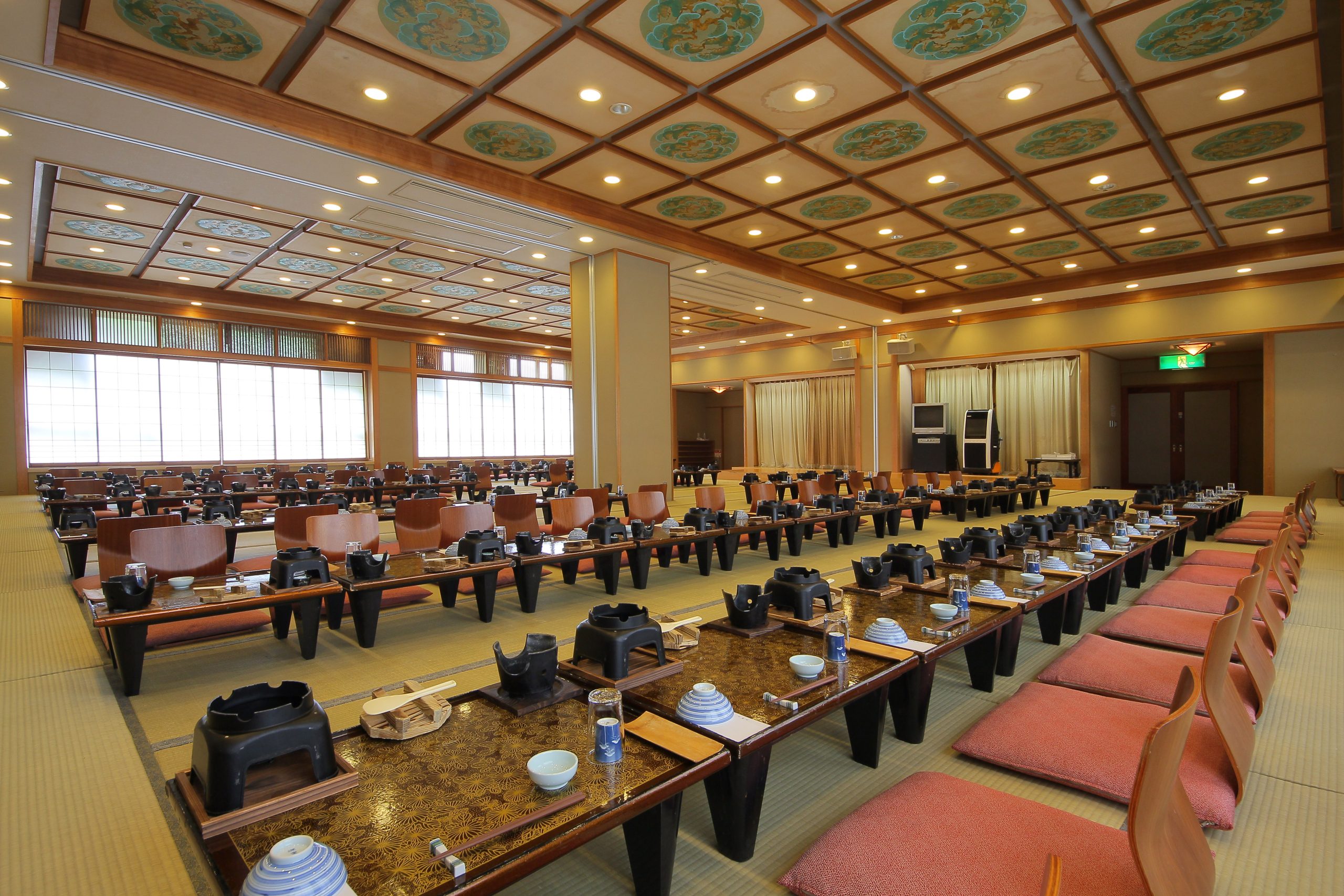 団体客の宴会で使用された「錦松・羽衣の間」（提供：ホテルニューアカオ）