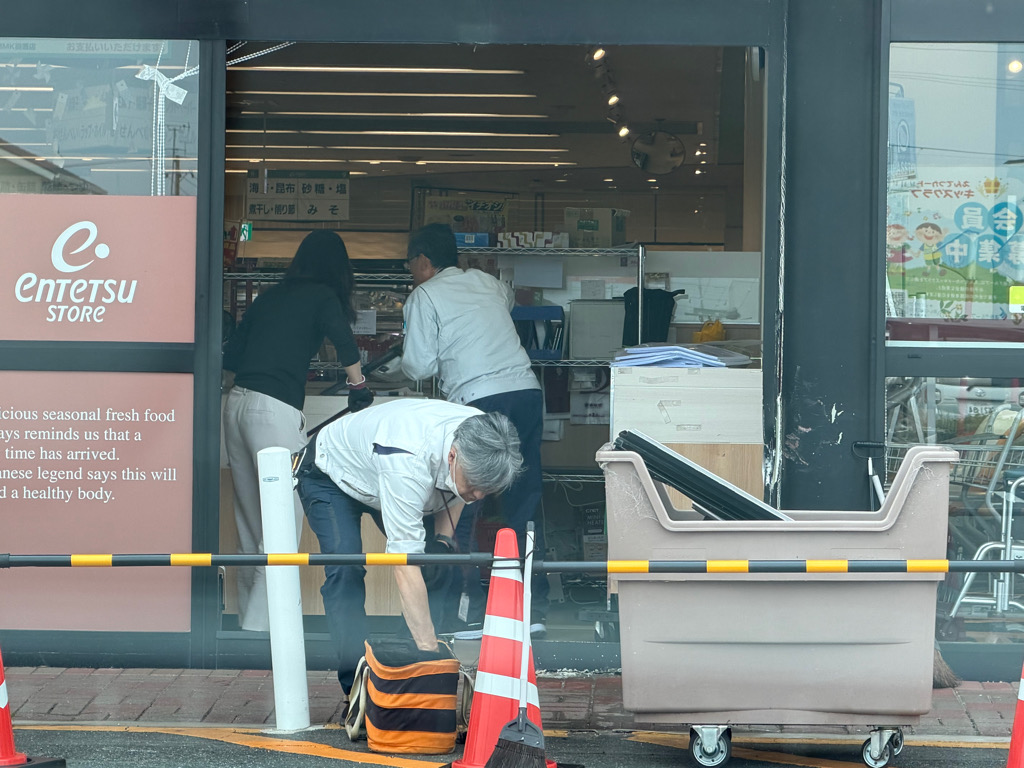 軽乗用車がスーパーに突っ込む　車の70代女性2人を救急搬送　従業員１人も割れたガラスでけが　浜松市