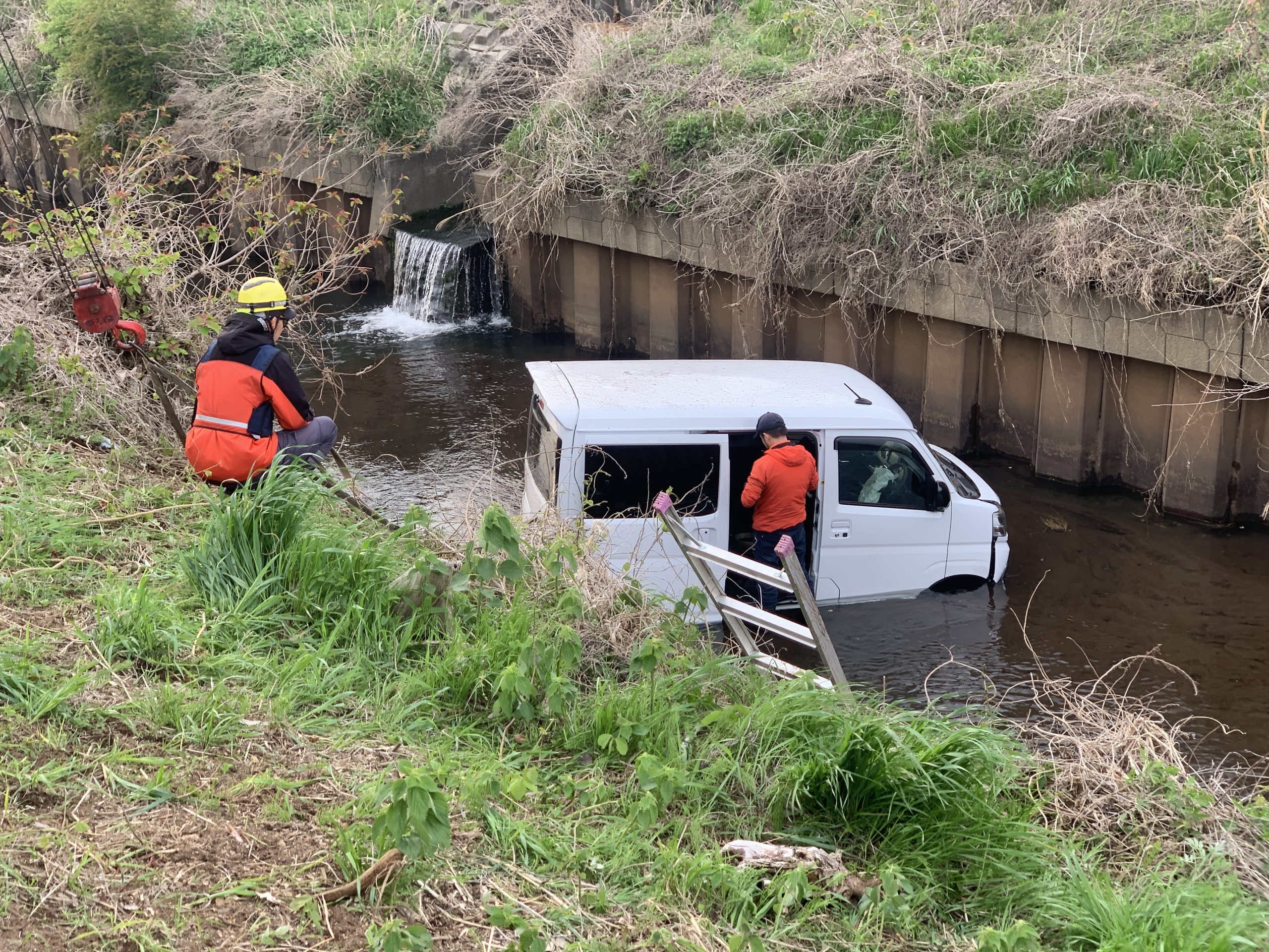 車が川に転落し70代の男女2人を救急搬送…いずれも重傷か　警察が転落の経緯など捜査　静岡・沼津市