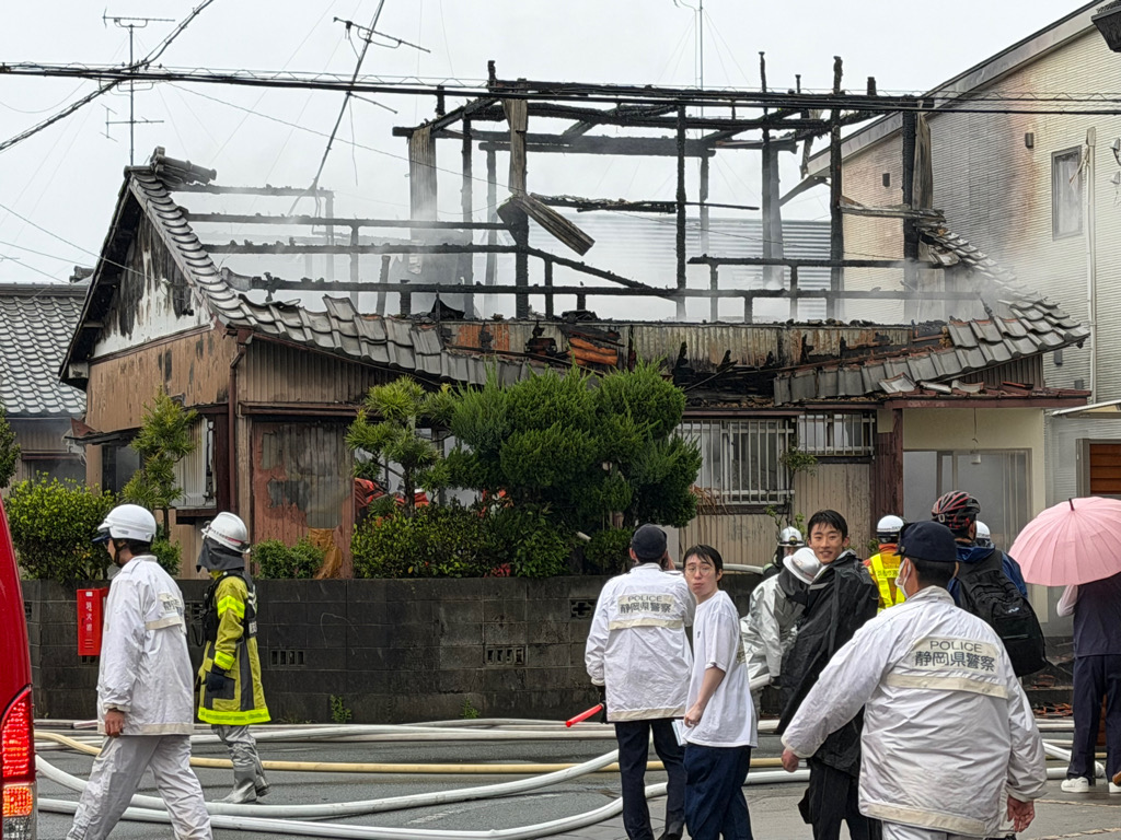 【速報】「2階の南側から火が出ている」2階建て住宅が火災　消防車12台出動し消火活動中　浜松市