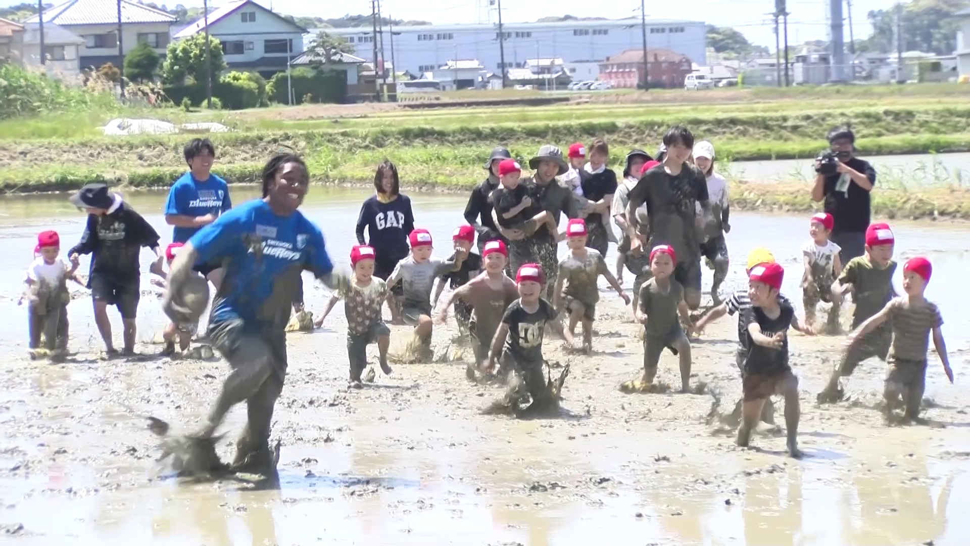 静岡ブルーレヴズの選手と園児たちが田んぼで交流　「生き物調査・どろんこラグビー体験」が静岡・袋井市で実施