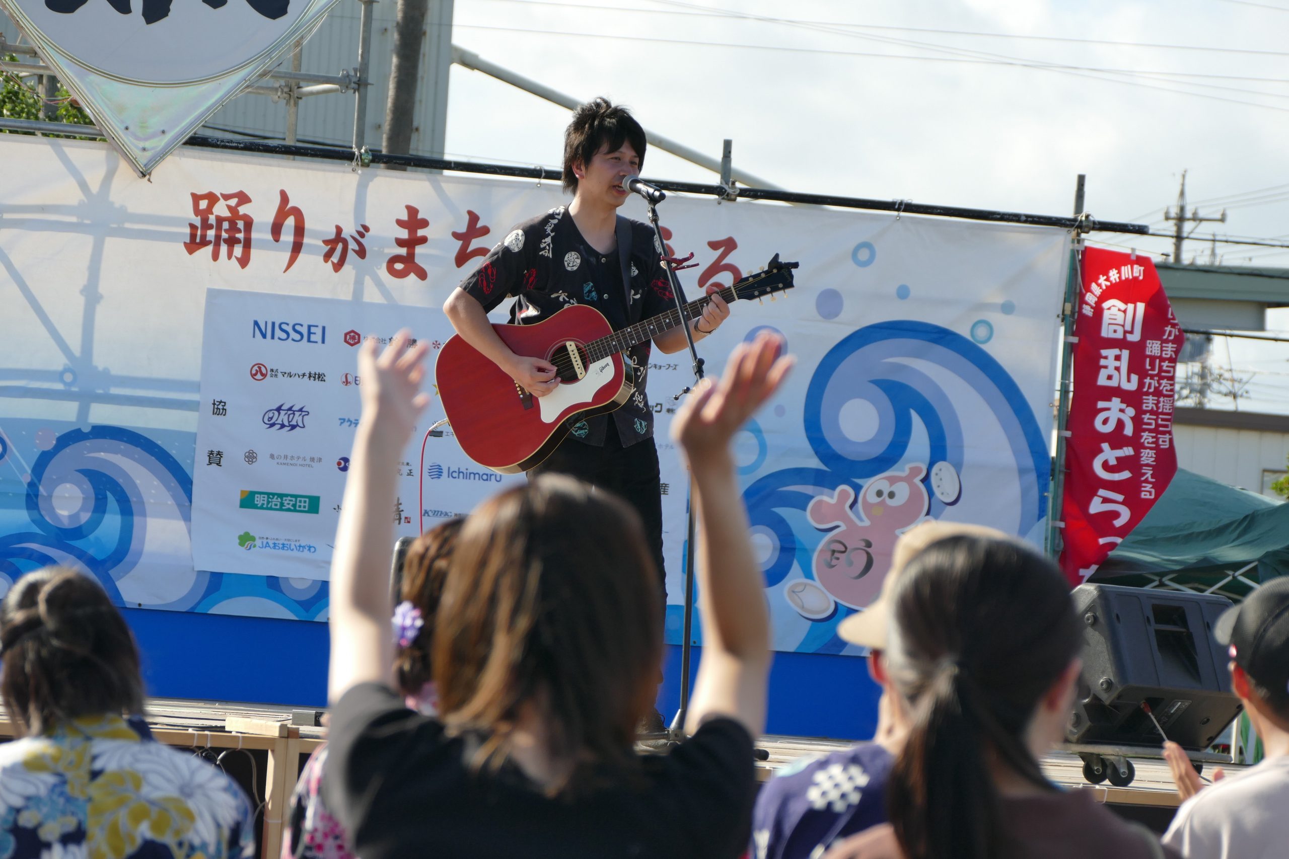 市のイベントで曲を披露する牧野憲人さん