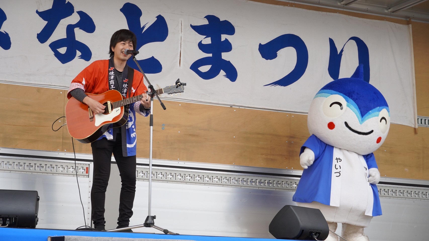 焼津市職員として市のイベントで歌うことも多い
