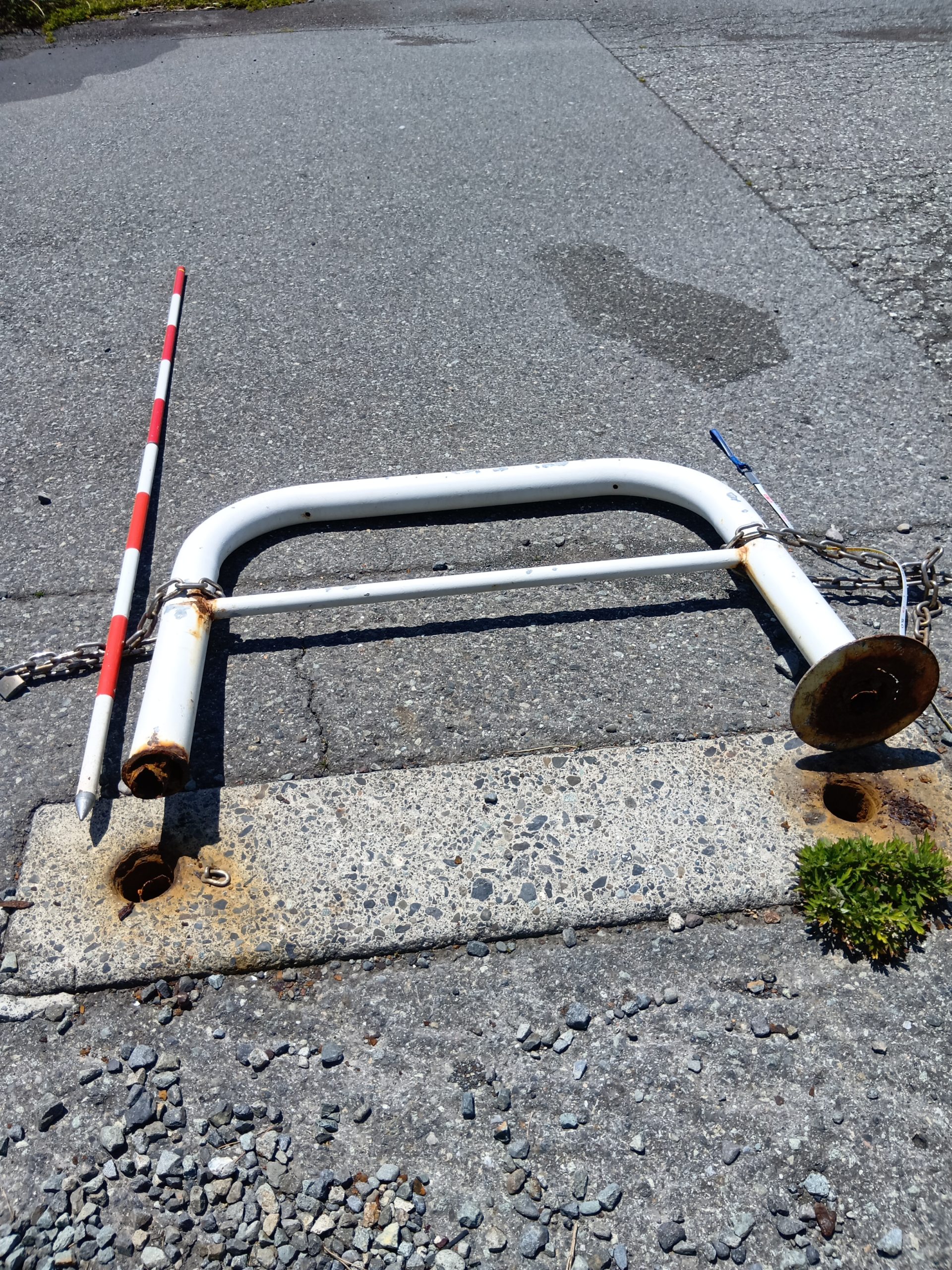 転倒した「車止め」（提供：国土交通省　静岡河川事務所）