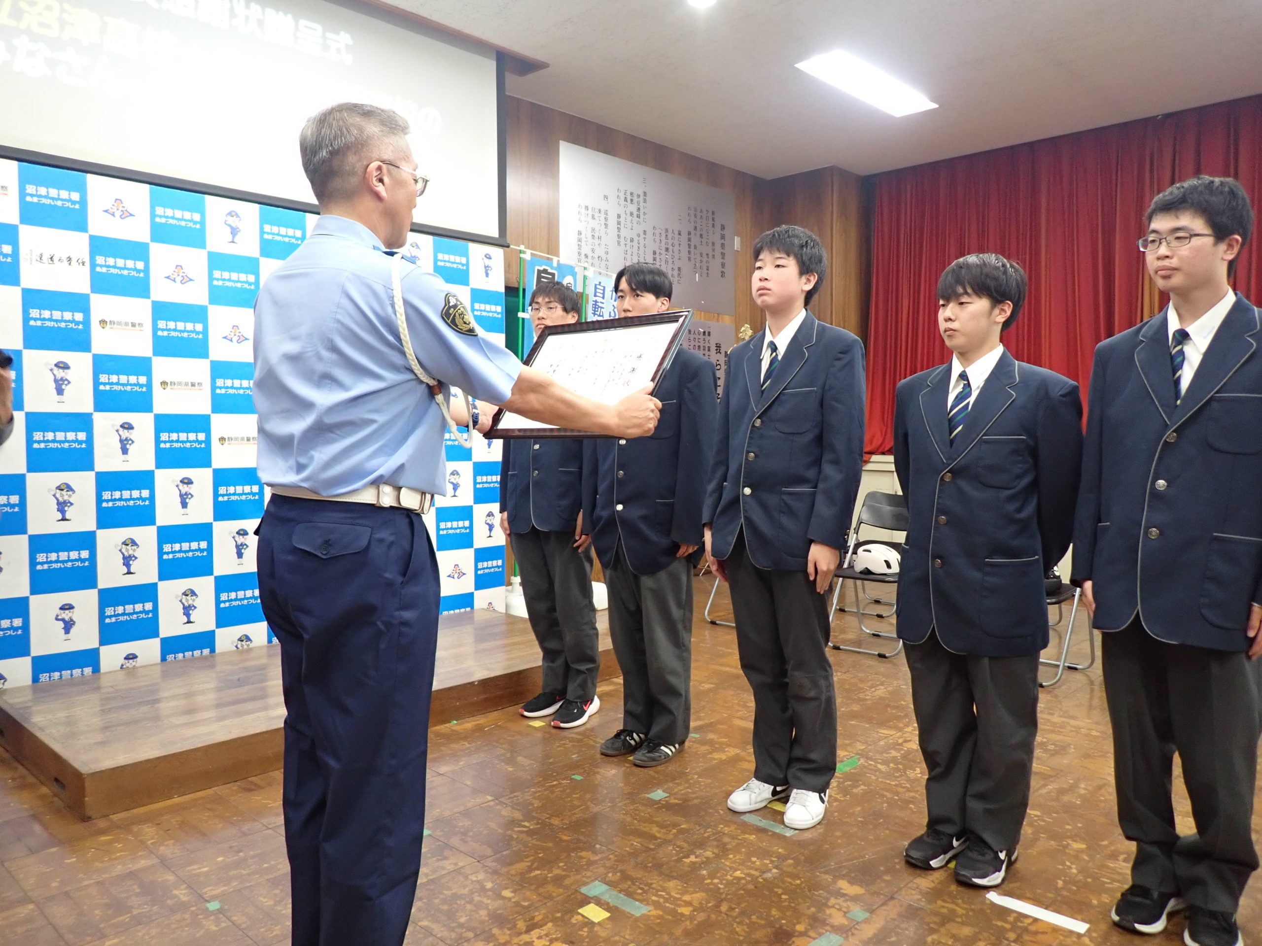 感謝状を受け取る市立沼津高の生徒　提供：沼津警察署