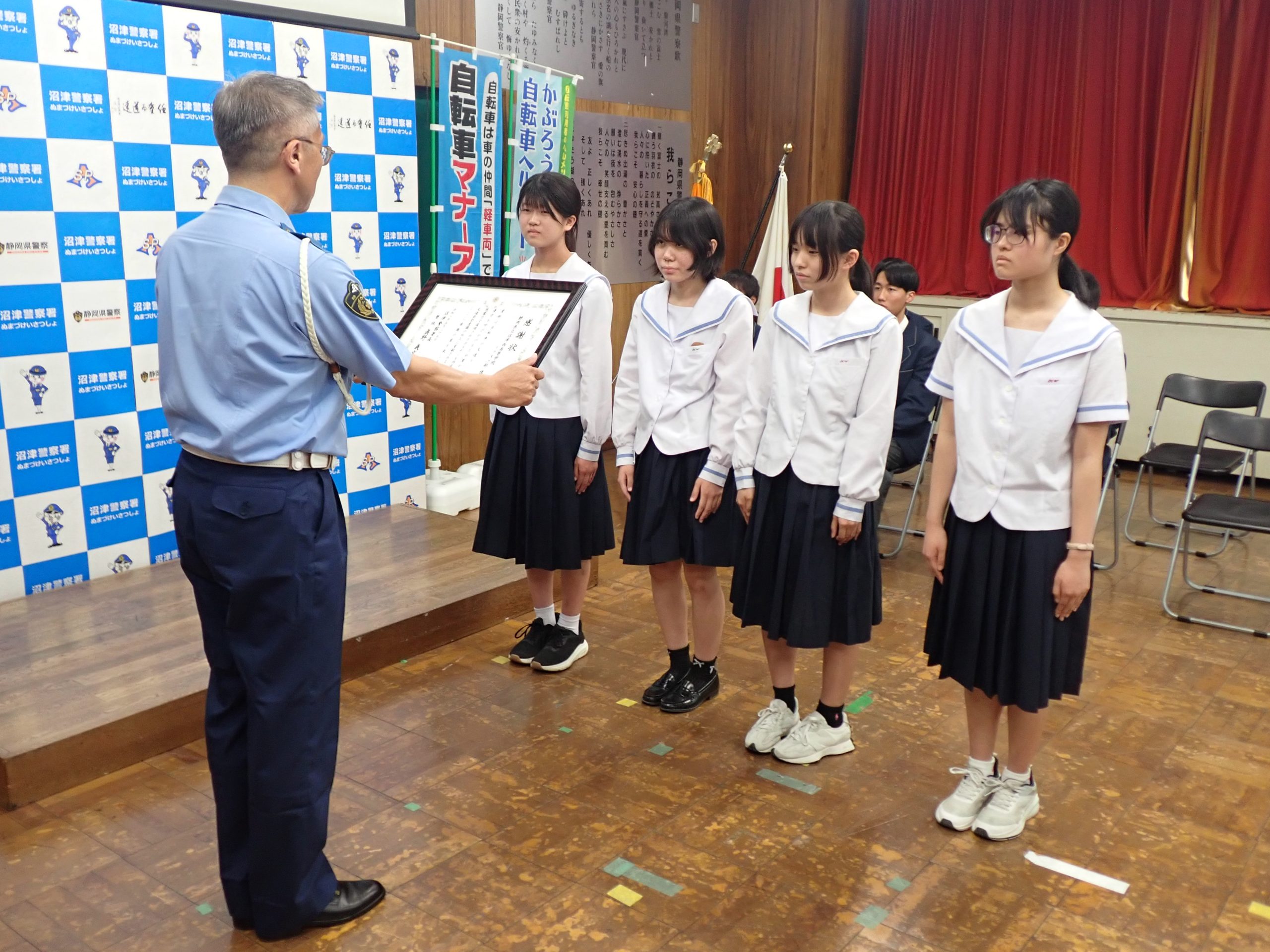 感謝状を受け取る沼津西高校の生徒　提供：沼津警察署