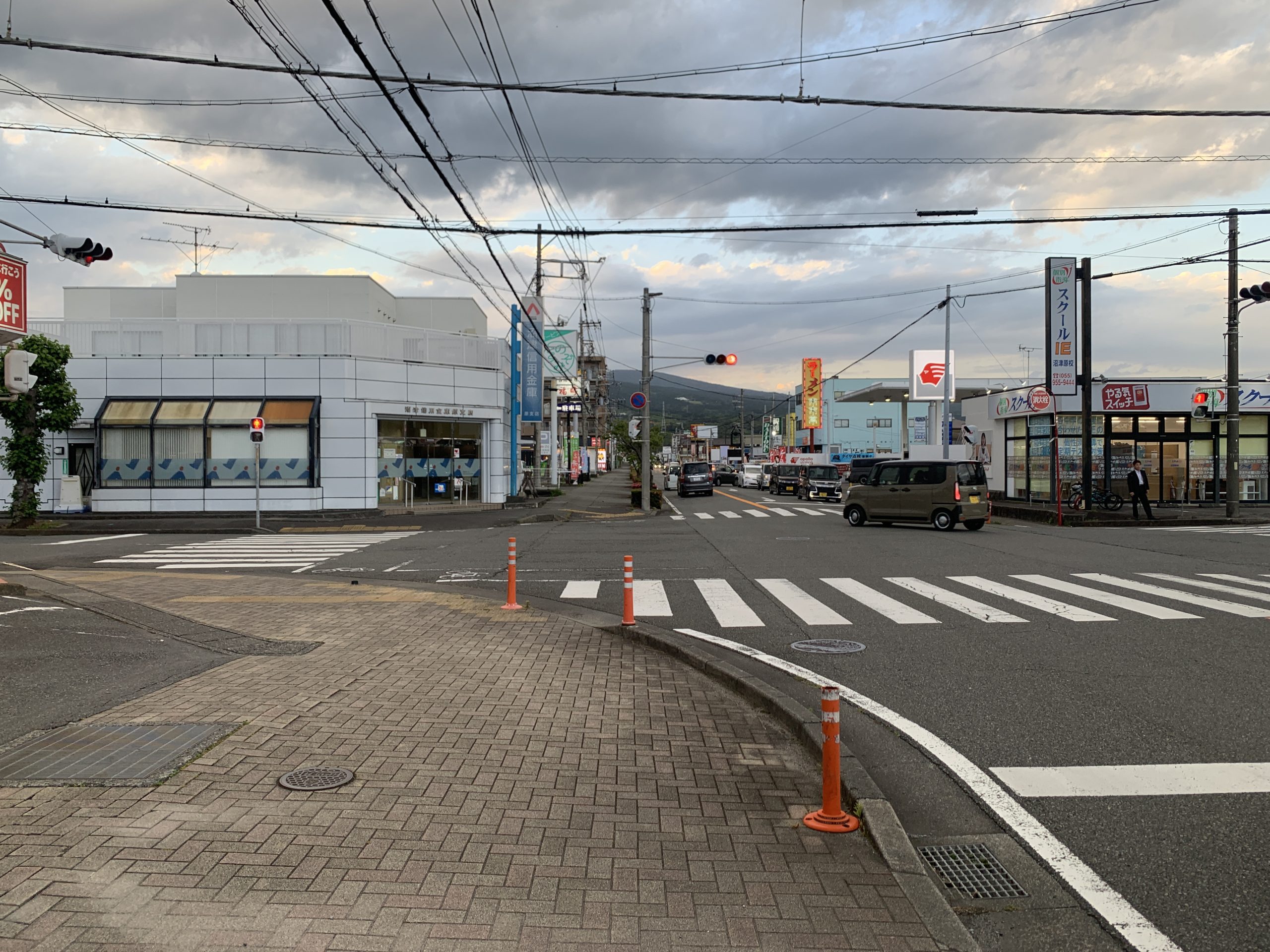 交差点横断中の70歳女性が車にはねられ意識不明重体　60代男が現行犯逮捕　仕事中に事故起こす　静岡・沼津市