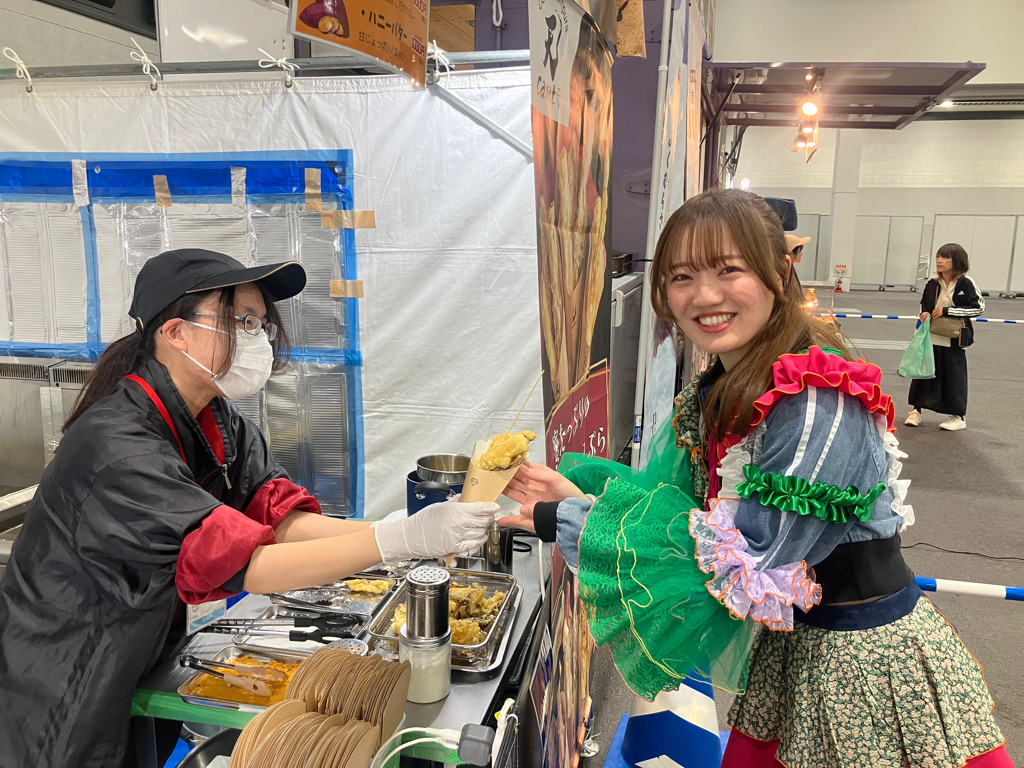 目当ての一品を無事にゲットしたアンバサダーの希山さん（5月1日、静岡市駿河区のツインメッセ静岡）