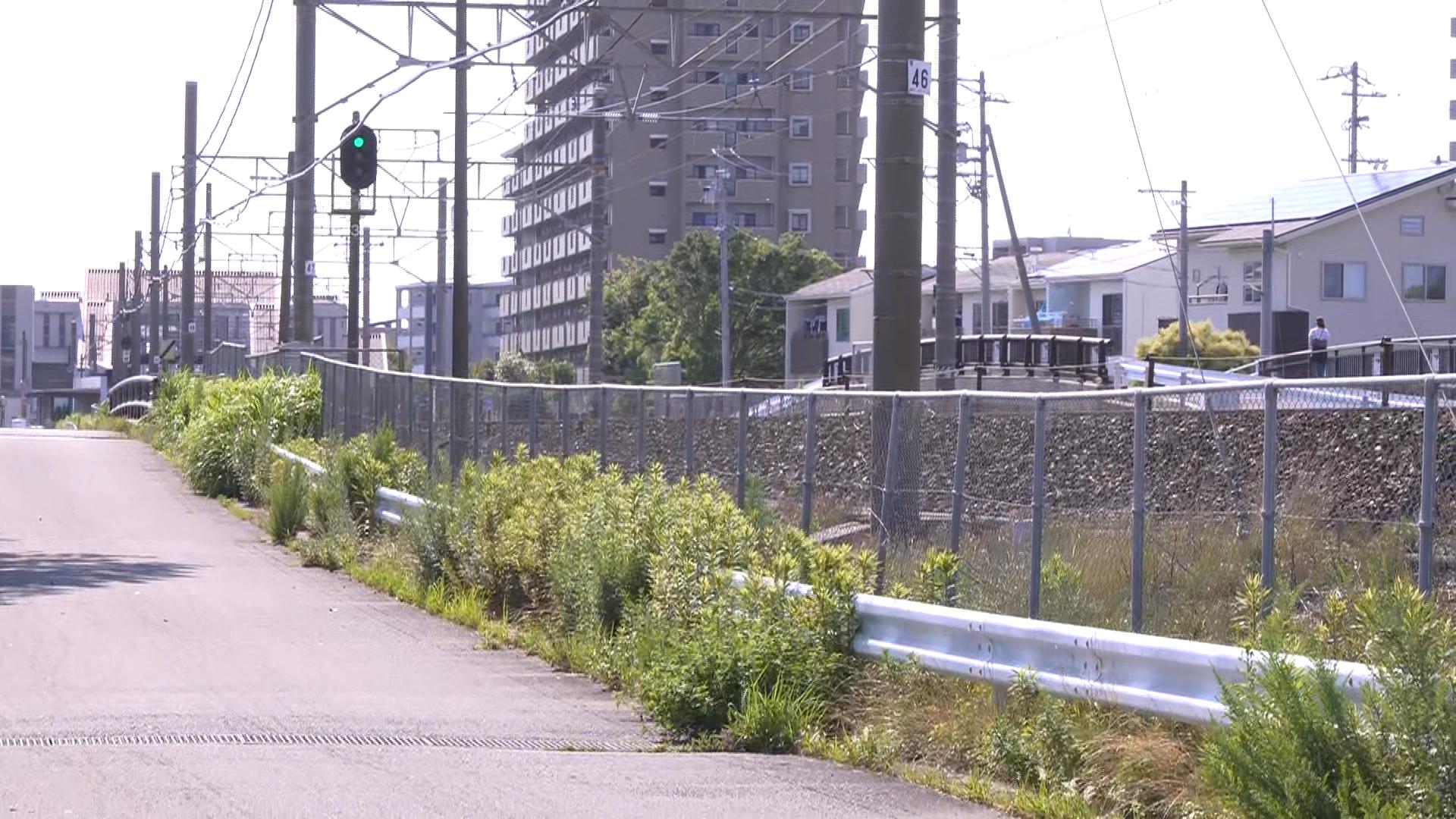 線路はフェンスに囲まれている
