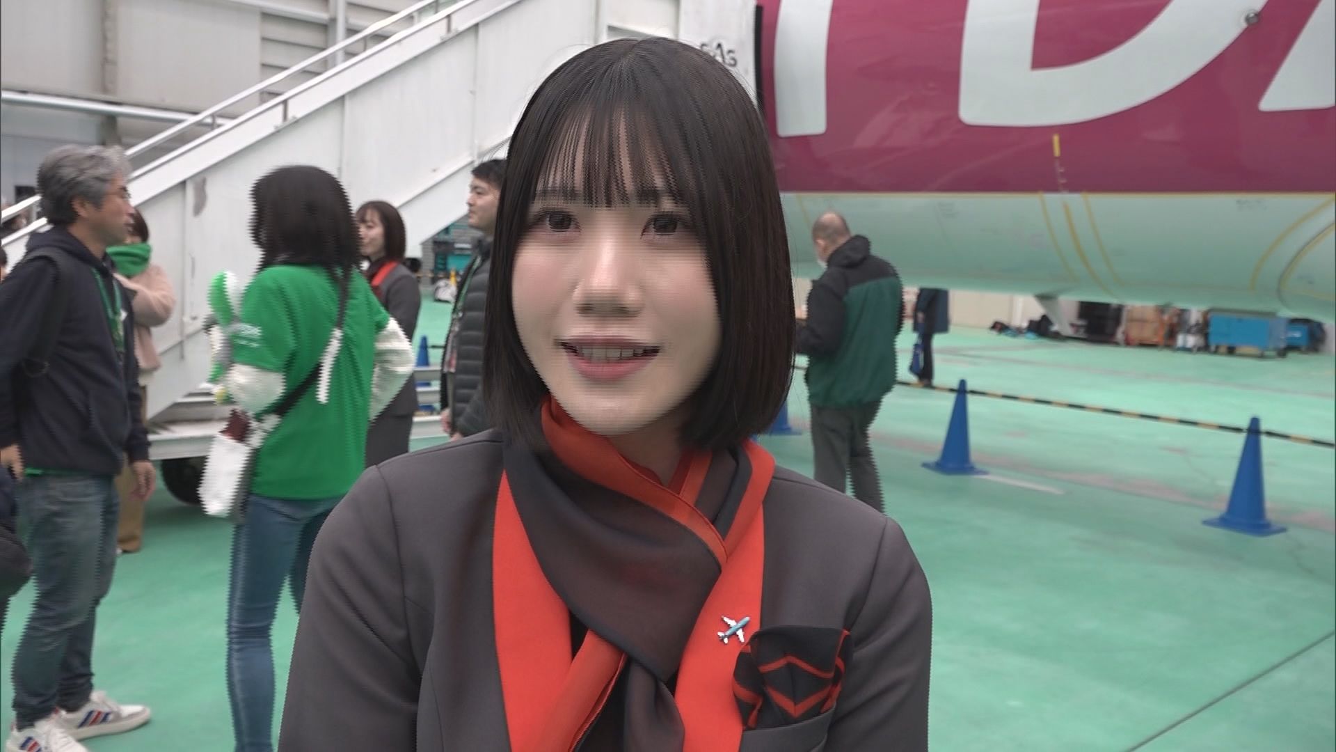 静岡朝日テレビの取材に答える鈴木愛來さん