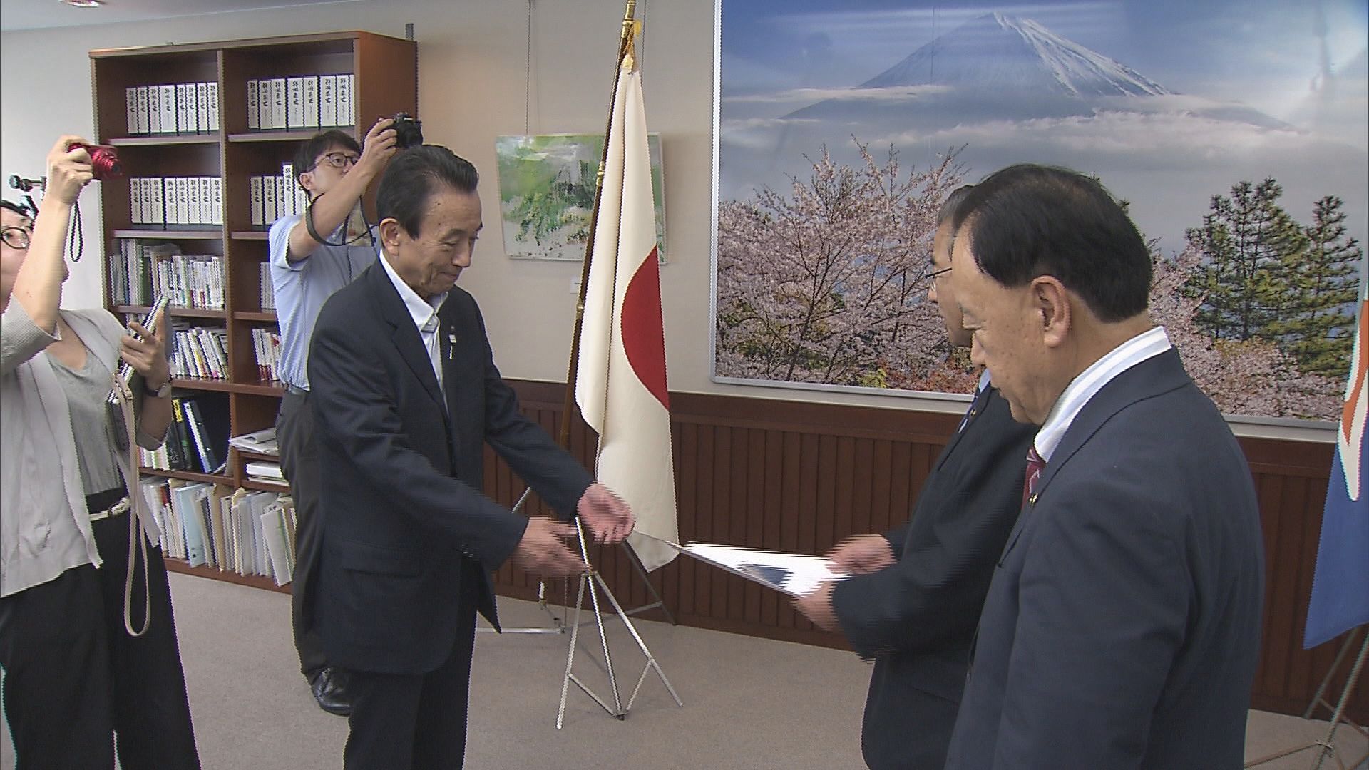 富士山周辺自治体トップが鈴木康友知事（左）に要望書提出（１９日）