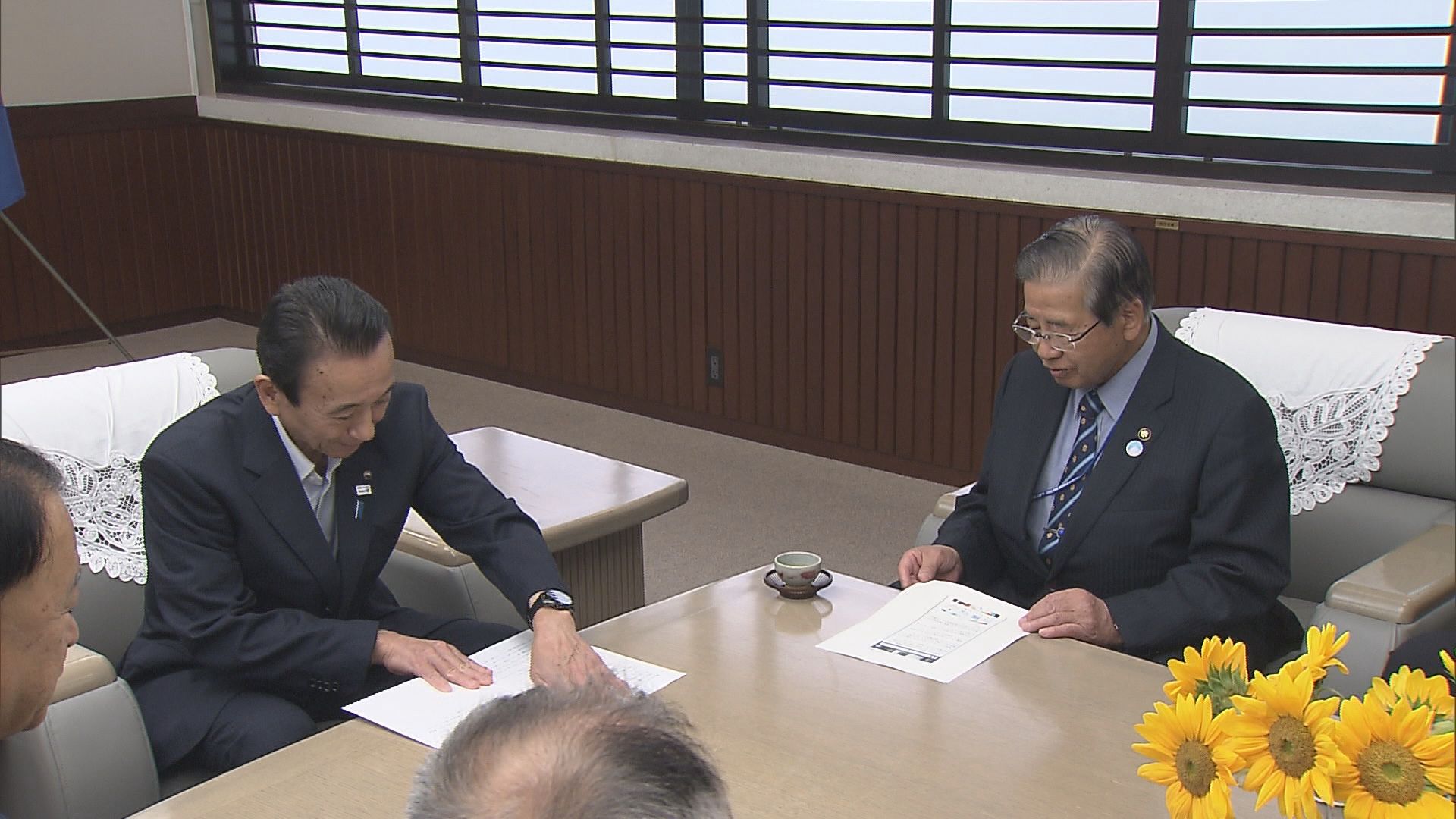 富士宮市　須藤秀忠市長（右）