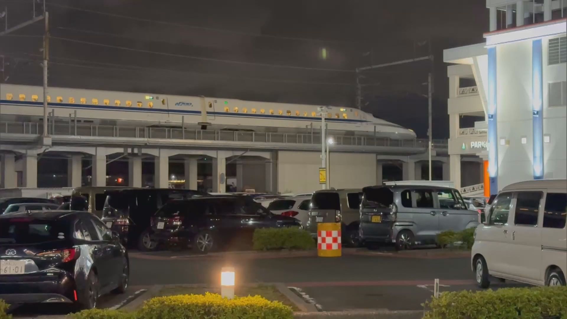 浜松駅近くで停車している「のぞみ」