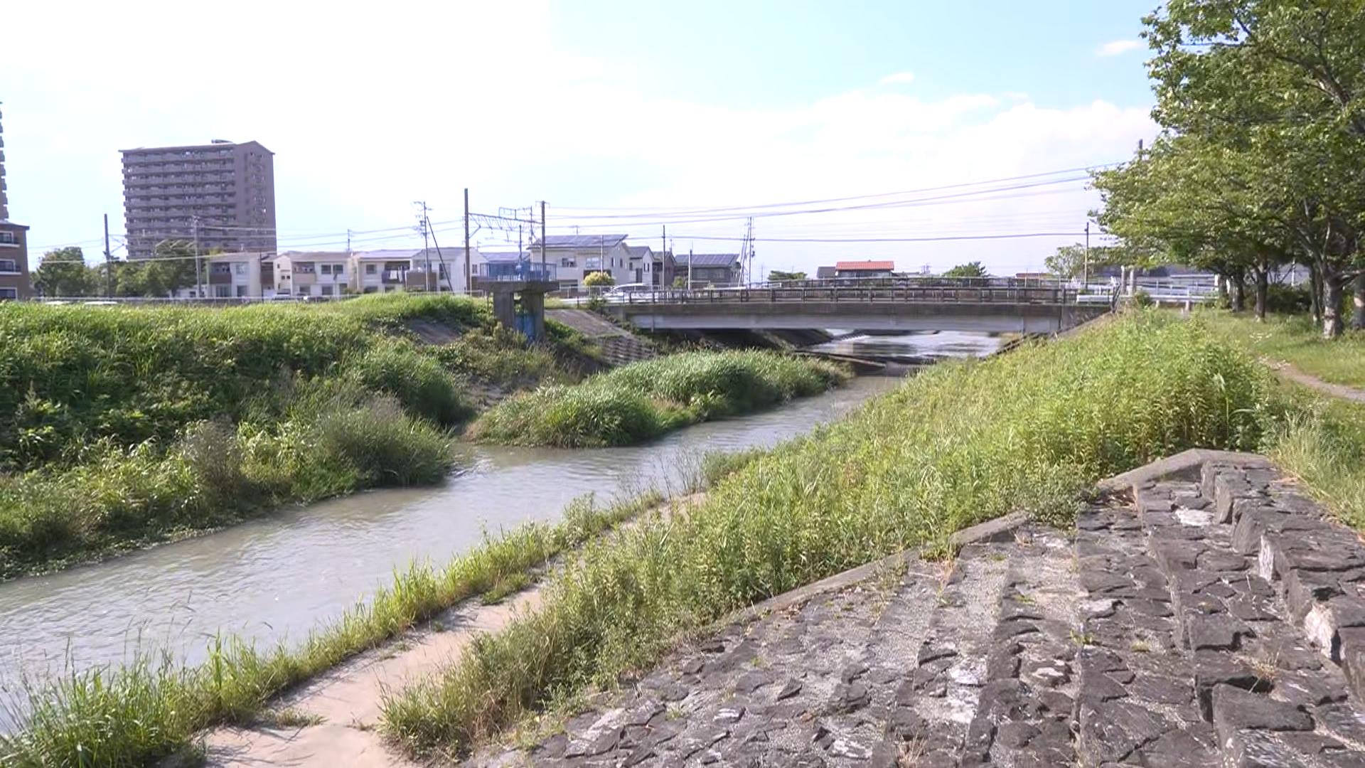 公園の隣には川につながる階段　ここから川を歩いて北上か