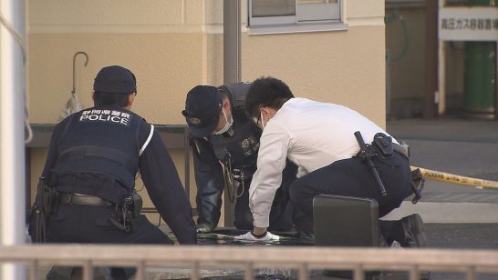 工場を調べる捜査員
