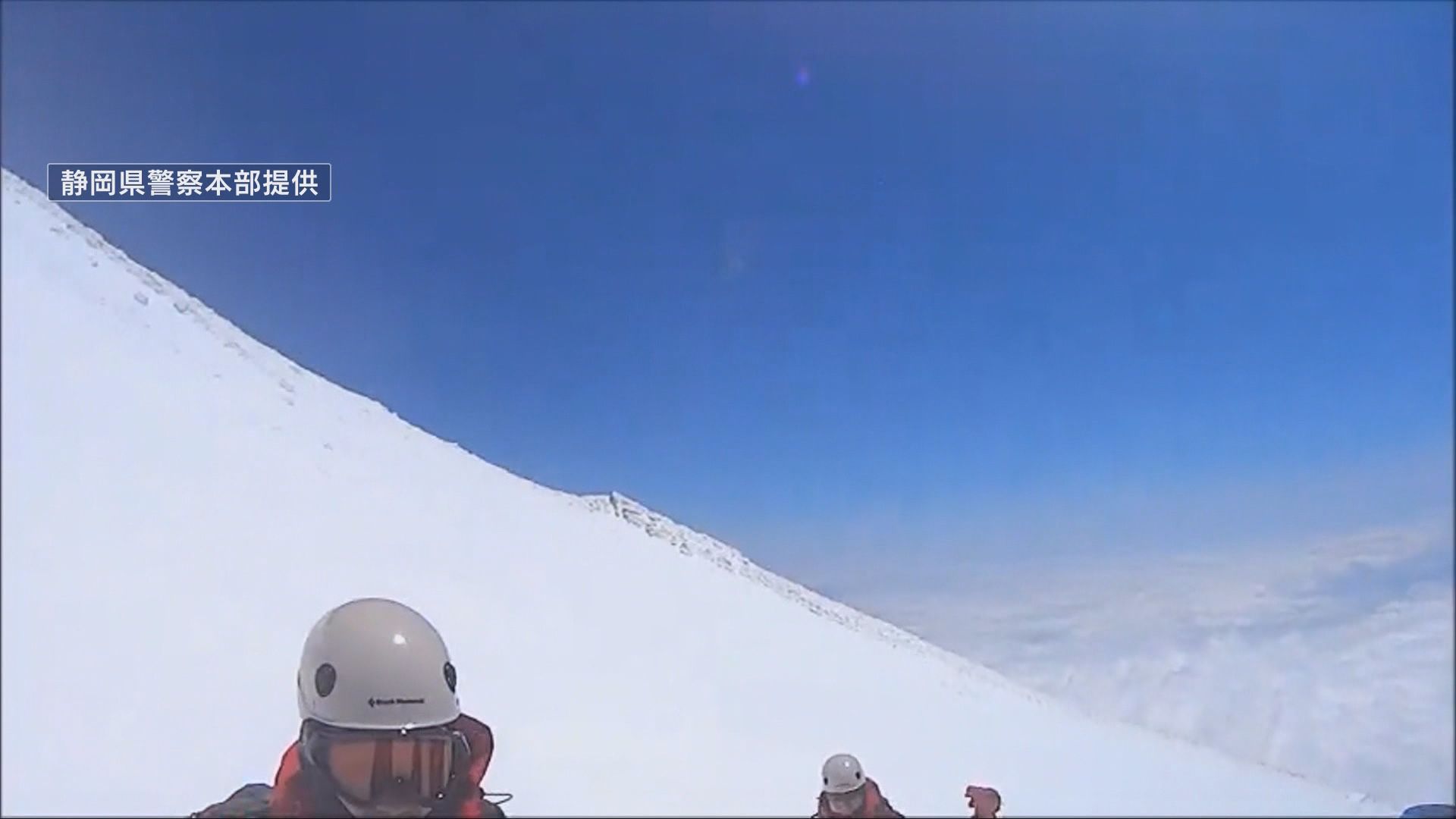 残雪がある富士山での救助活動　提供：静岡県警