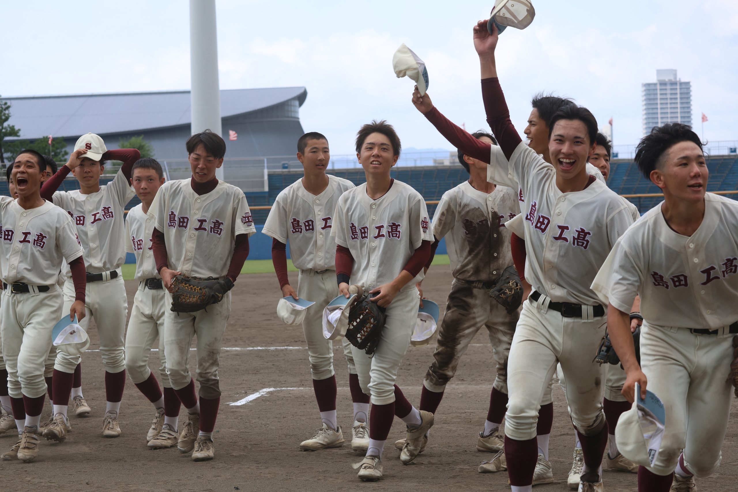 44年ぶりのベスト16入りを決めた島田工の選手たち