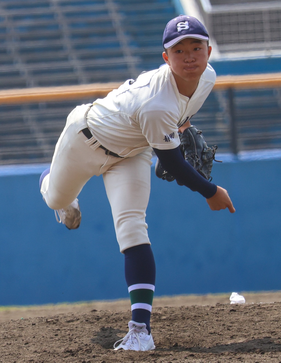 静岡の強力打線に挑む静岡学園の頼朝綾人