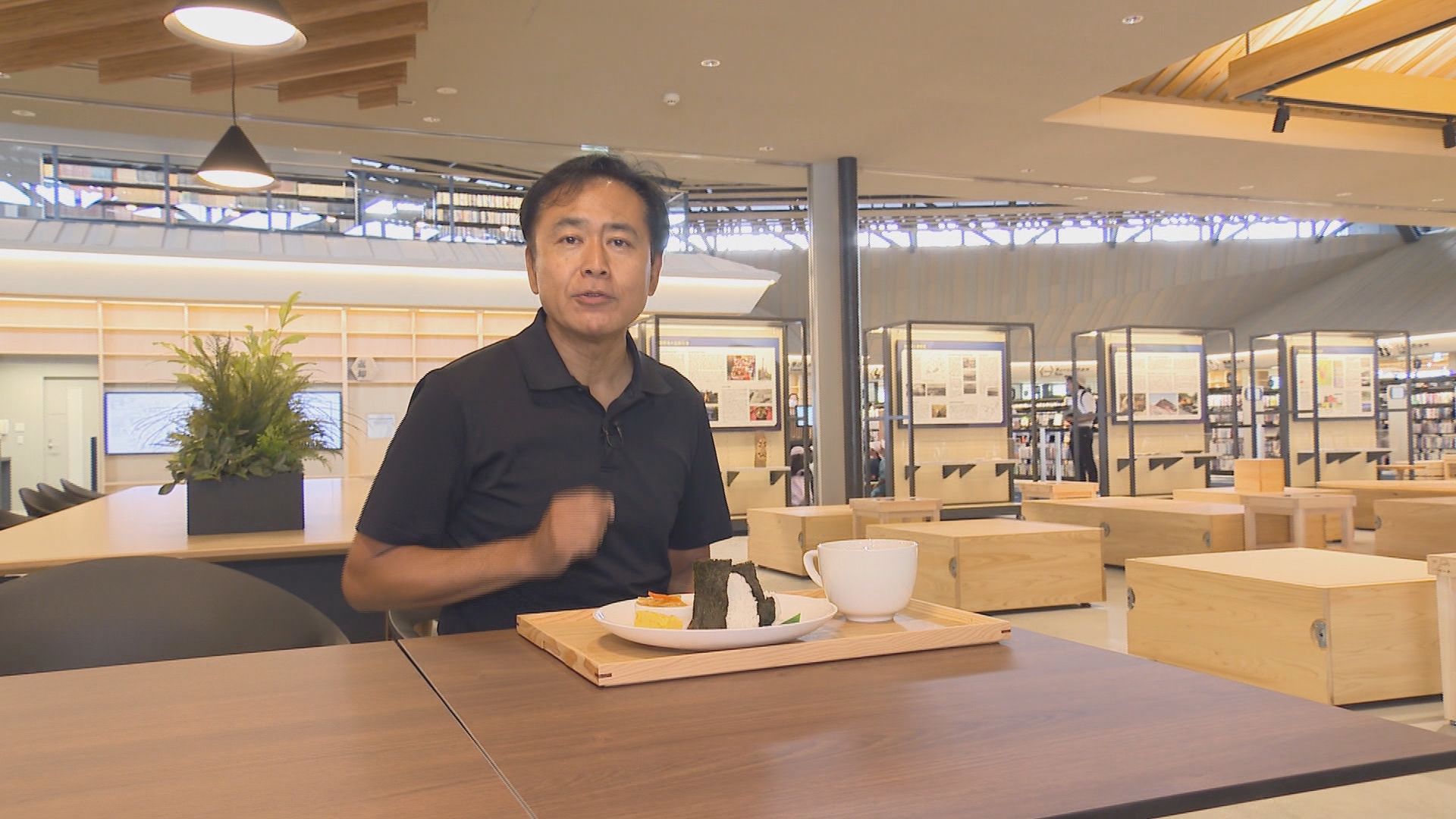 「これ本当に図書館?」ハンモックで読書、カフェ完備…58億円の新図書館が話題　「月2回は来たい」小学生も大興奮　なんと恐竜発掘もできる!?