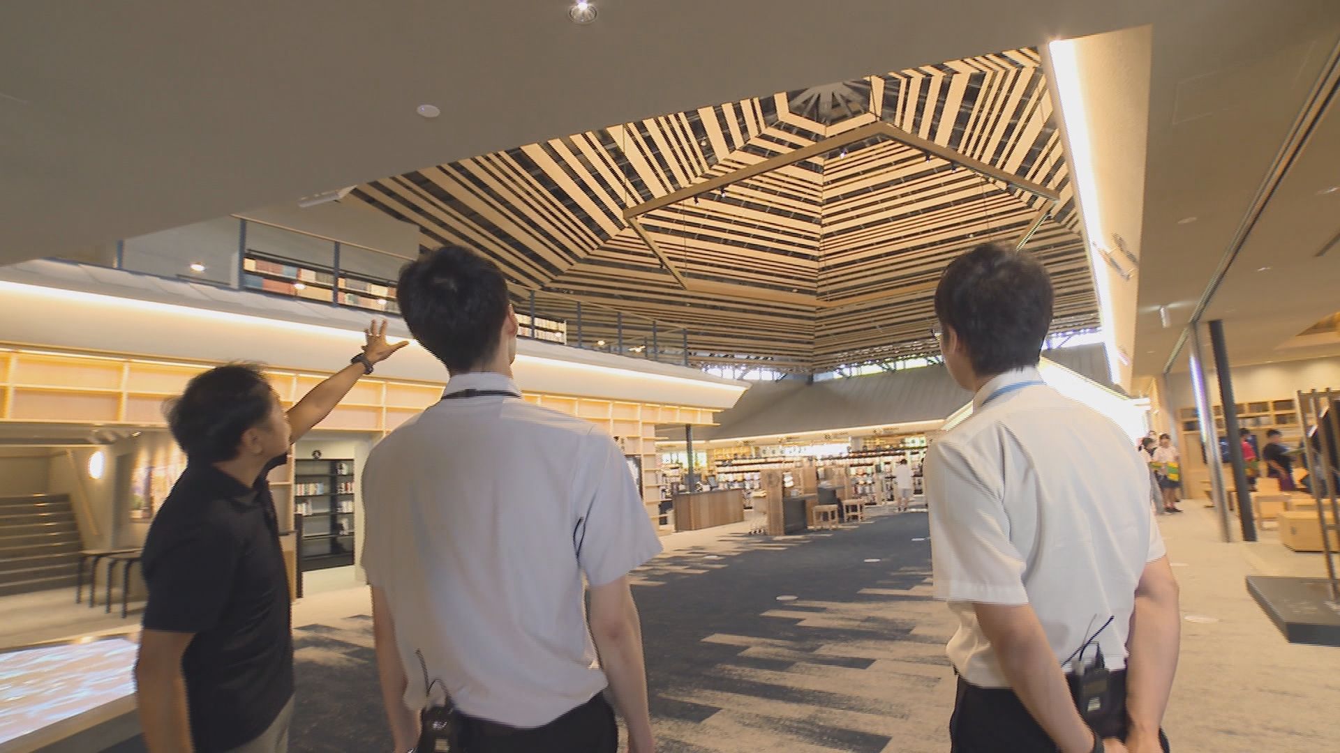 「これ本当に図書館?」ハンモックで読書、カフェ完備…58億円の新図書館が話題　「月2回は来たい」小学生も大興奮　なんと恐竜発掘もできる!?