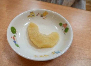 園児に提供されたものと同じ形状の煮りんご（浜松市の検証資料から）