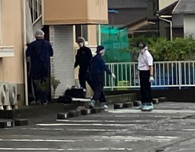 現場周辺を調べる捜査員