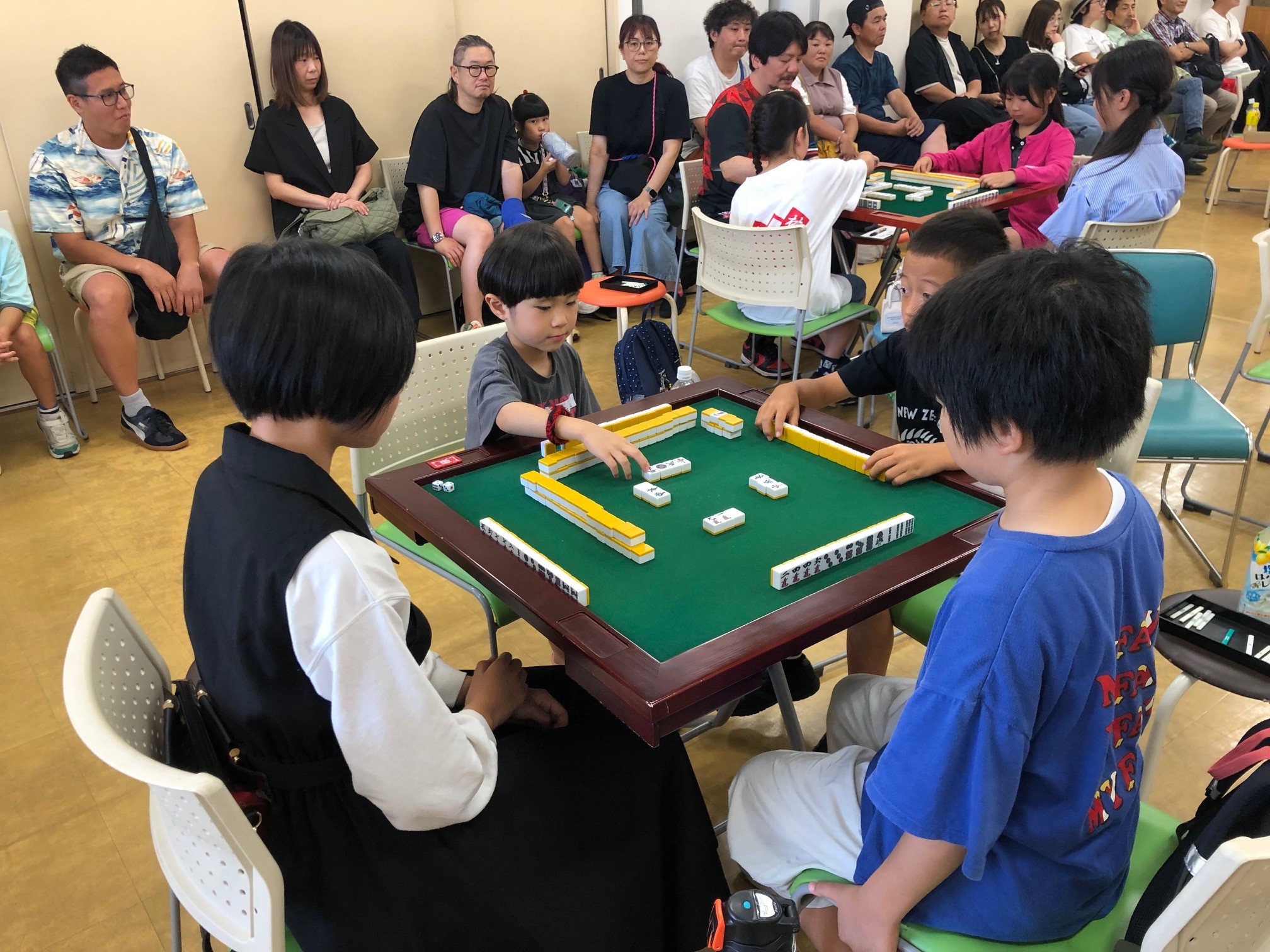 小さい子も大きい子も一緒に卓を囲む